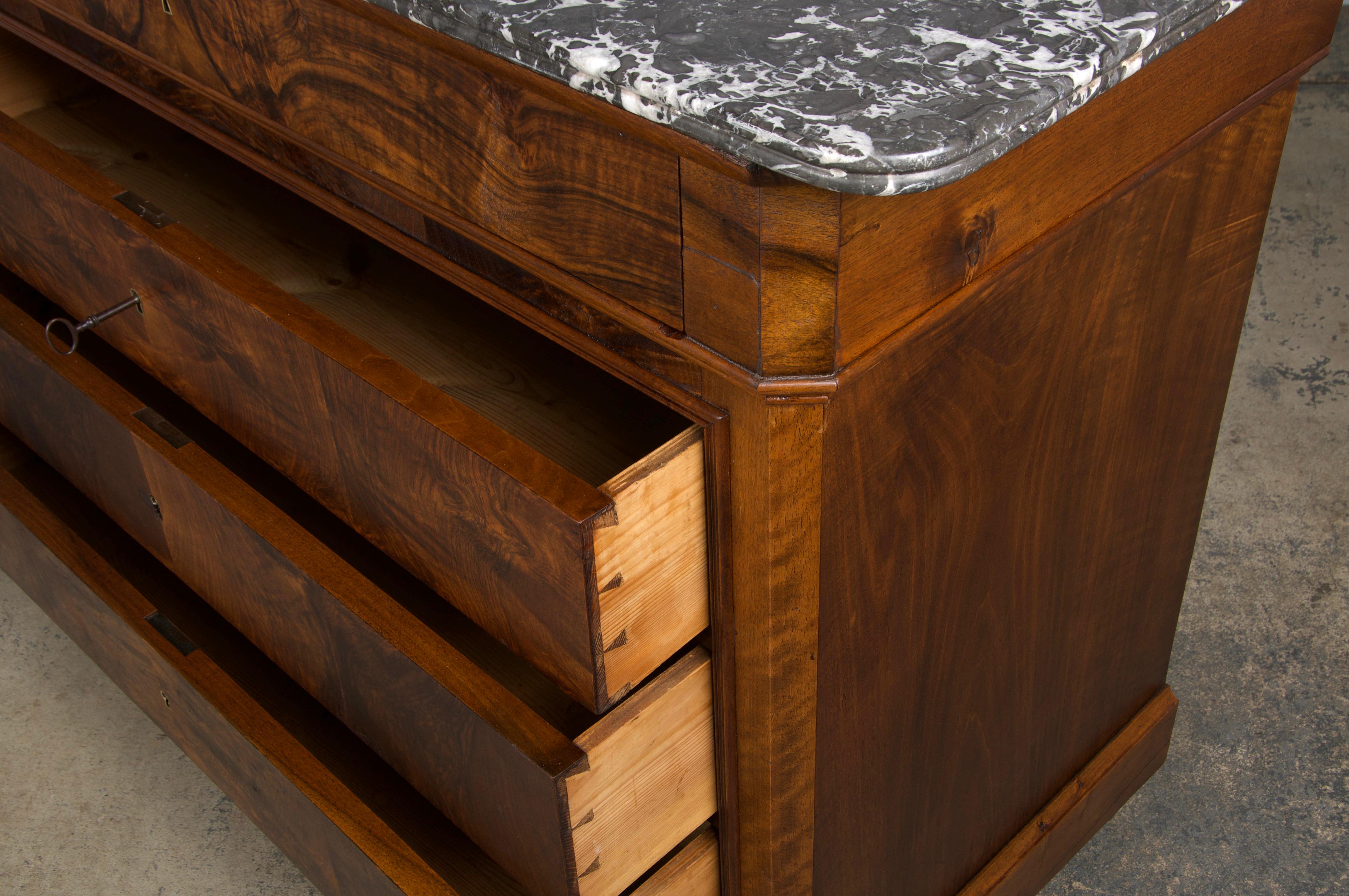 Cassettiera in legno di noce Louis Philippe del XIX secolo con piano in marmo 10