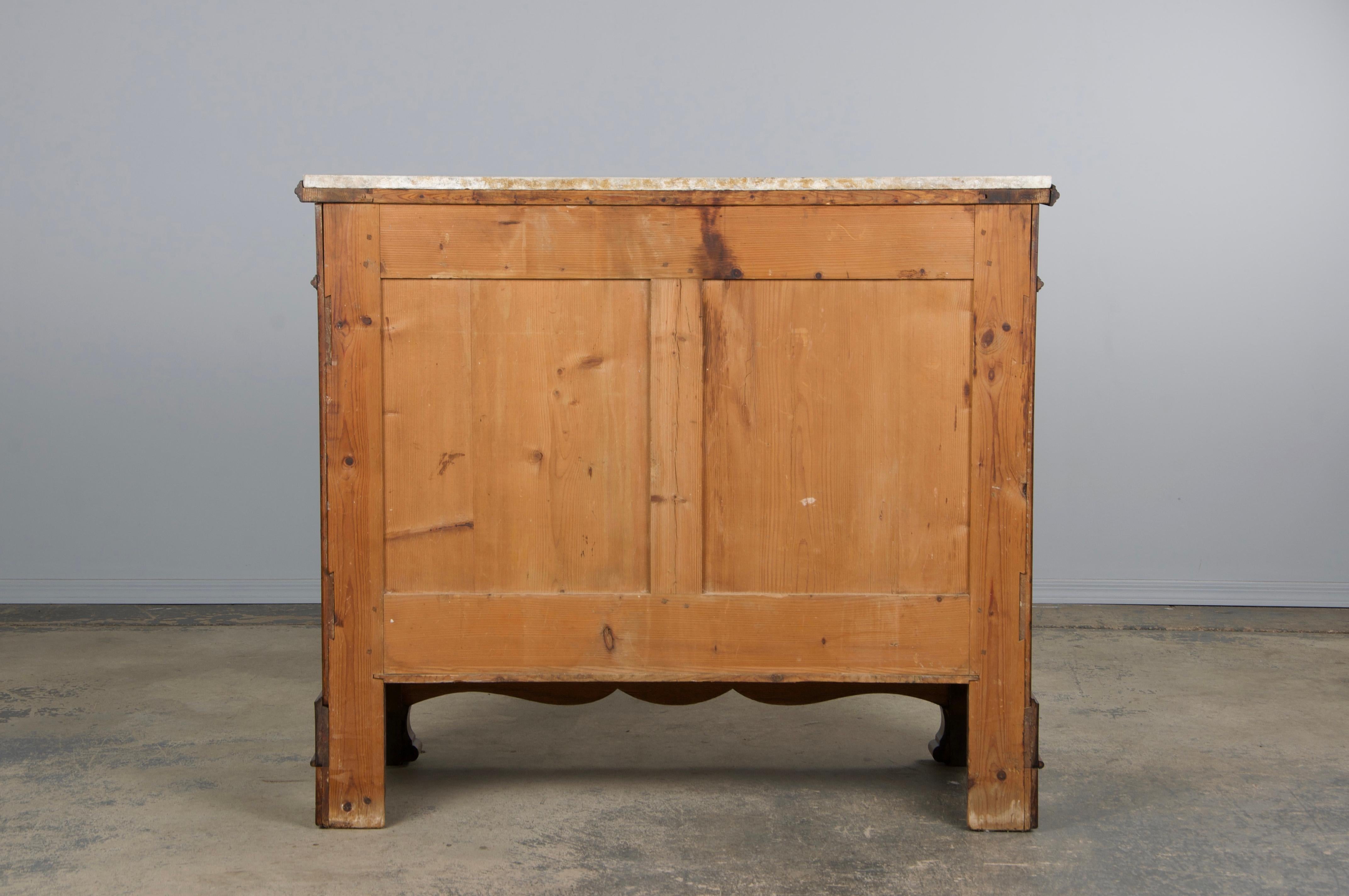 Cassettiera in legno di noce Louis Philippe del XIX secolo con piano in marmo in vendita 11