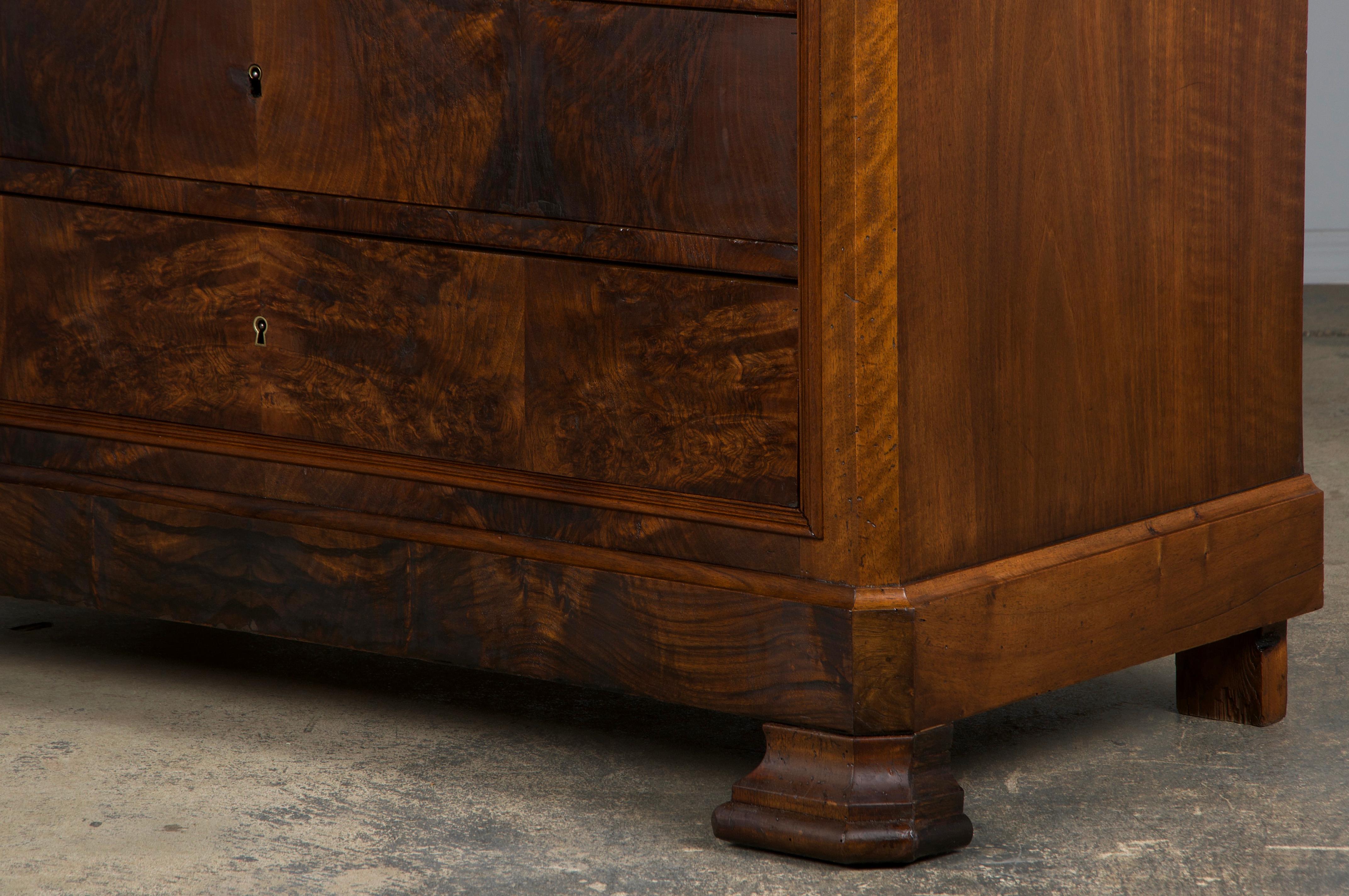 Cassettiera in legno di noce Louis Philippe del XIX secolo con piano in marmo 11