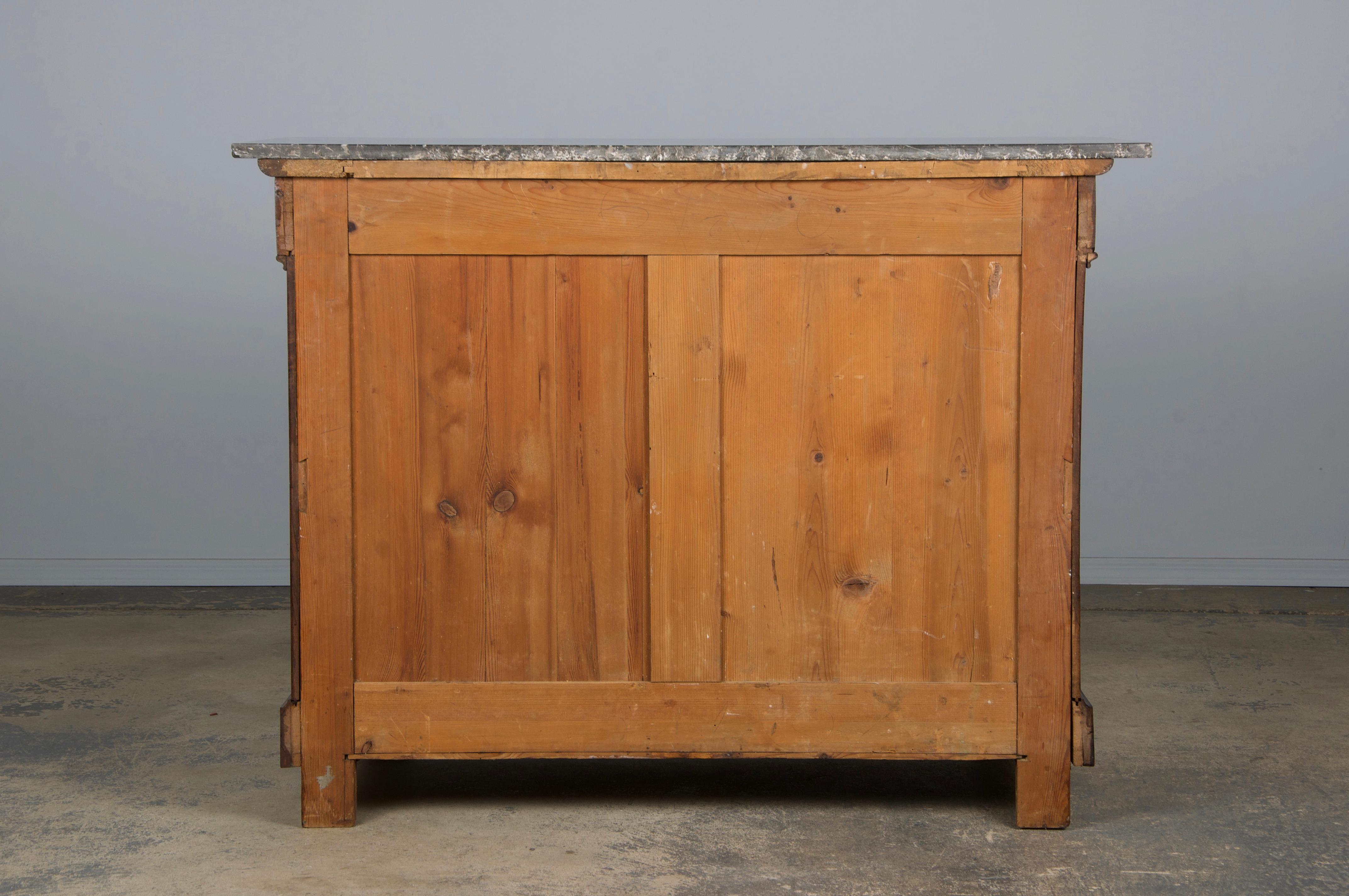 Cassettiera in legno di noce Louis Philippe del XIX secolo con piano in marmo 12