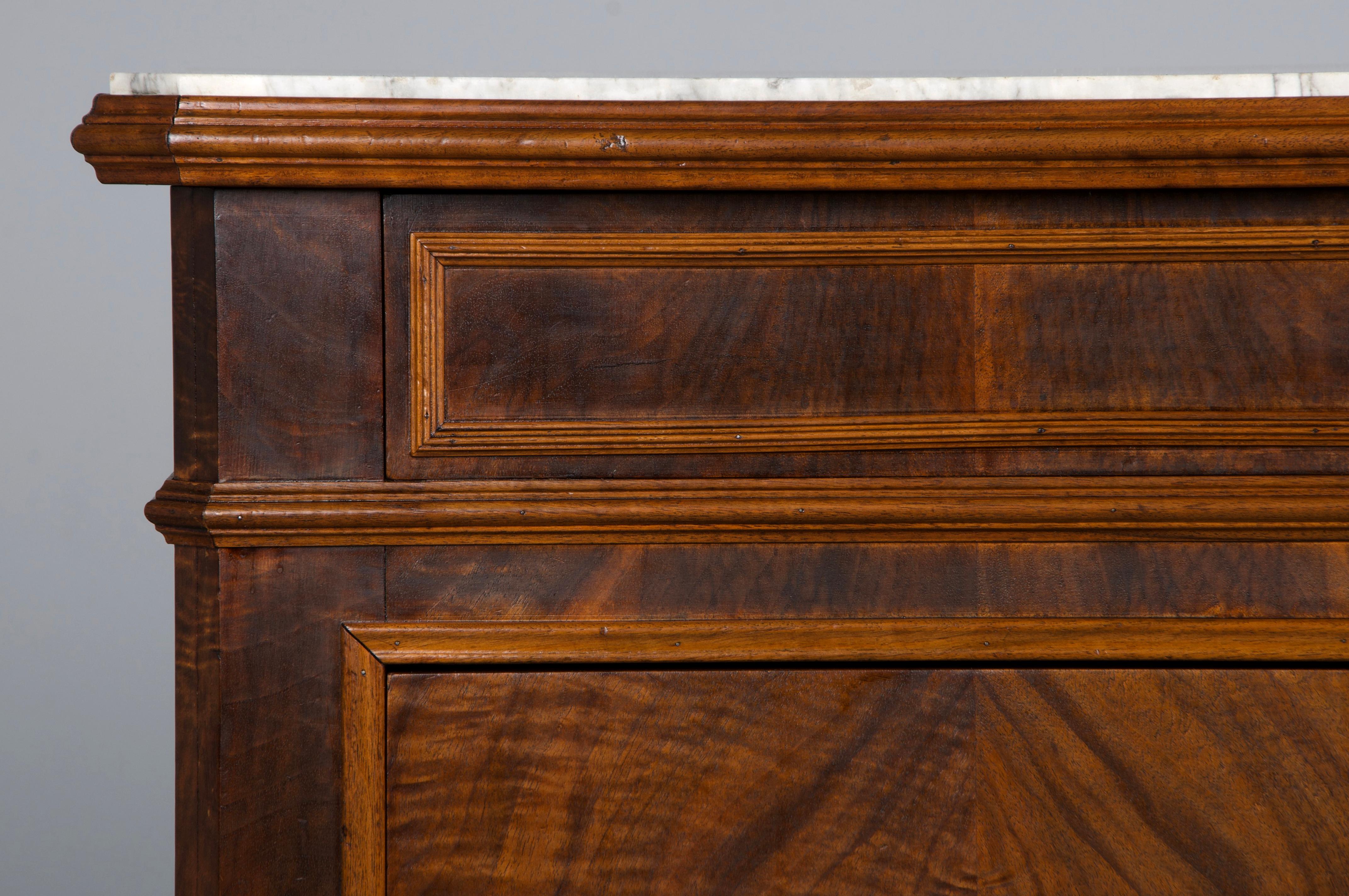 Bellissima cassettiera francese del XIX secolo in stile Louis Philippe con marmo. Splendidamente realizzato a mano in noce e impreziosito da una ricca impiallacciatura in noce, presenta una patina calda e invecchiata naturalmente, con venature