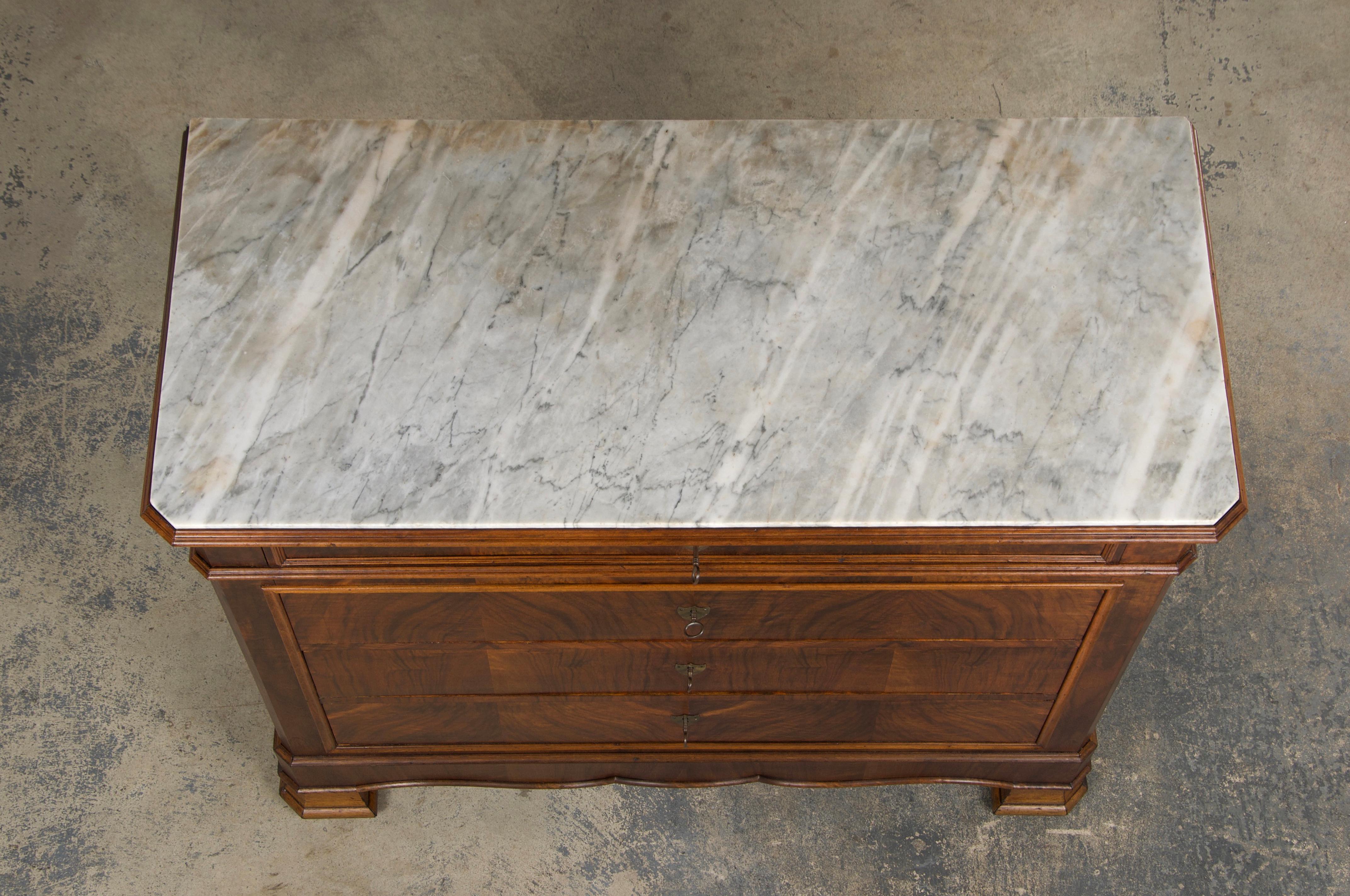 Luigi Filippo Cassettiera in legno di noce Louis Philippe del XIX secolo con piano in marmo in vendita