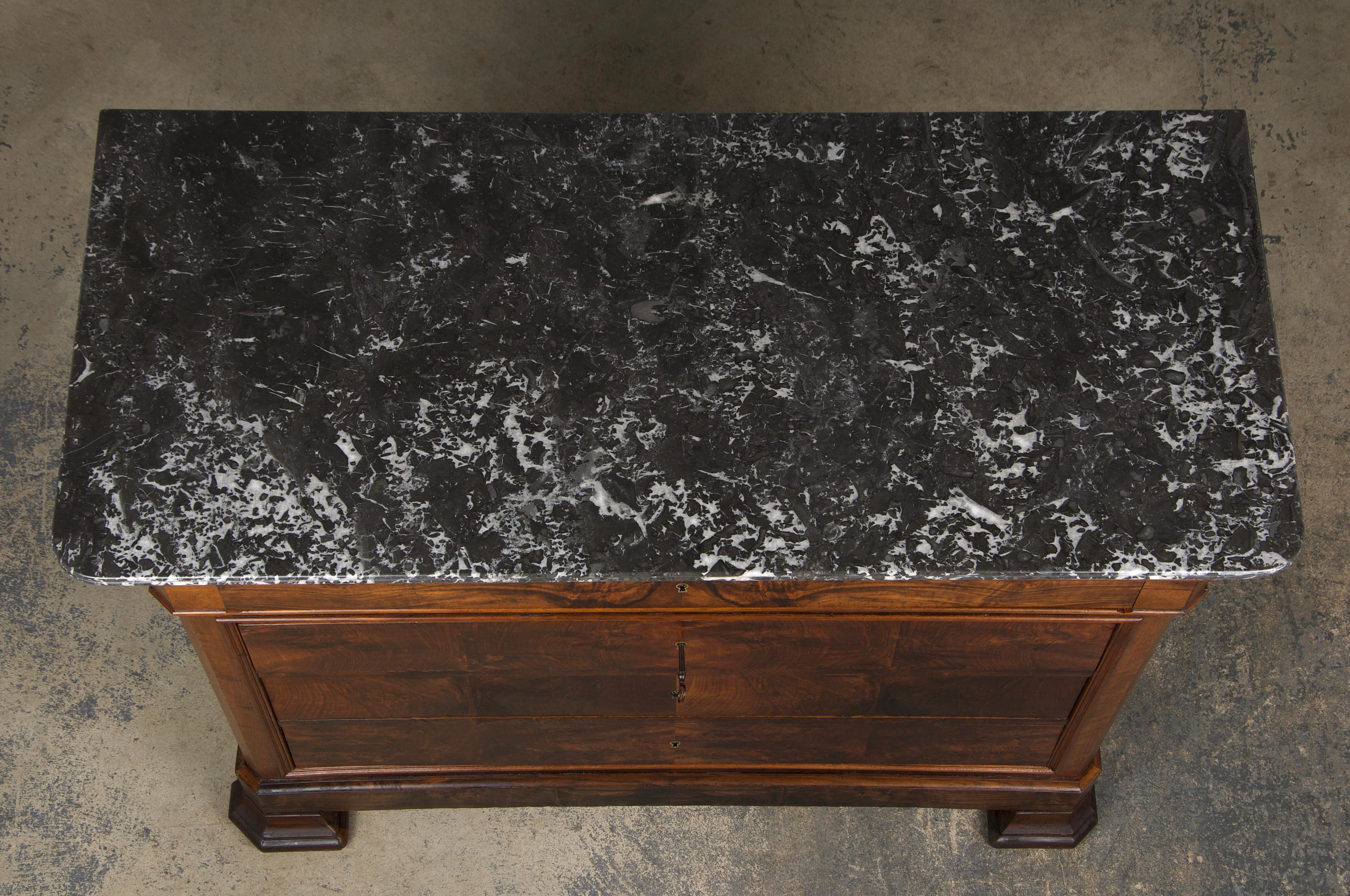 Luigi Filippo Cassettiera in legno di noce Louis Philippe del XIX secolo con piano in marmo