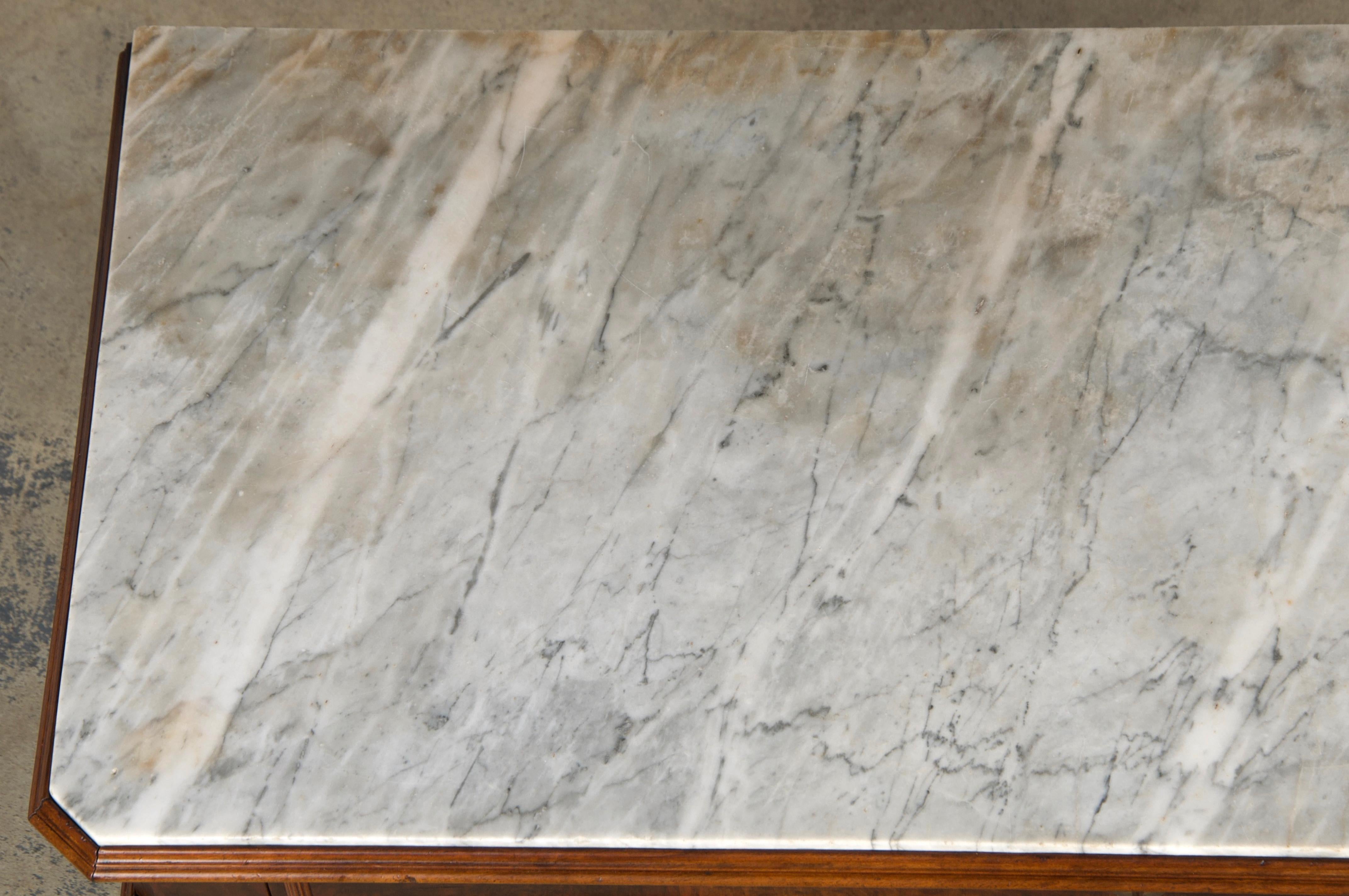 Francese Cassettiera in legno di noce Louis Philippe del XIX secolo con piano in marmo in vendita