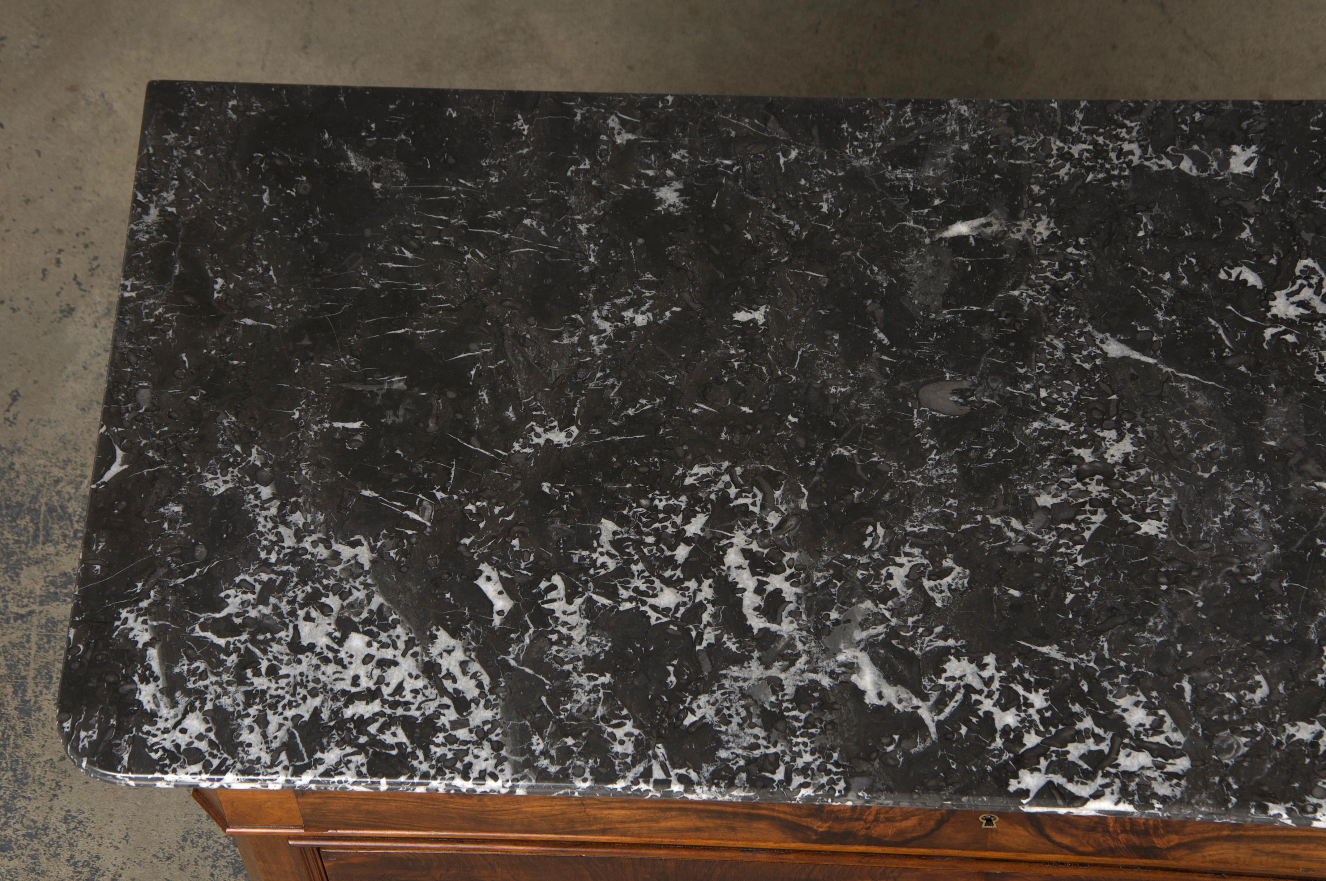 Francese Cassettiera in legno di noce Louis Philippe del XIX secolo con piano in marmo