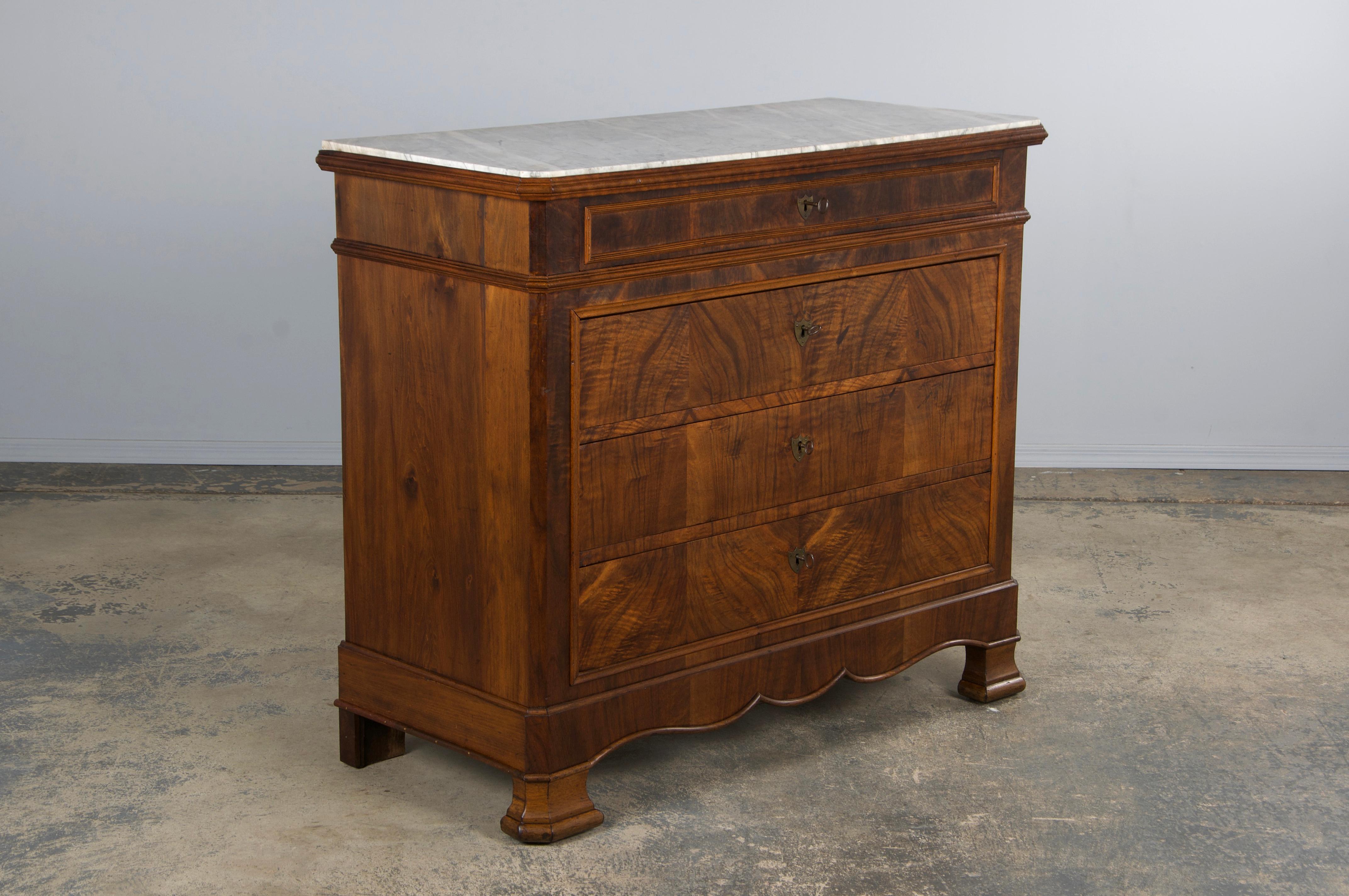 Cassettiera in legno di noce Louis Philippe del XIX secolo con piano in marmo In condizioni buone in vendita a Astoria, NY