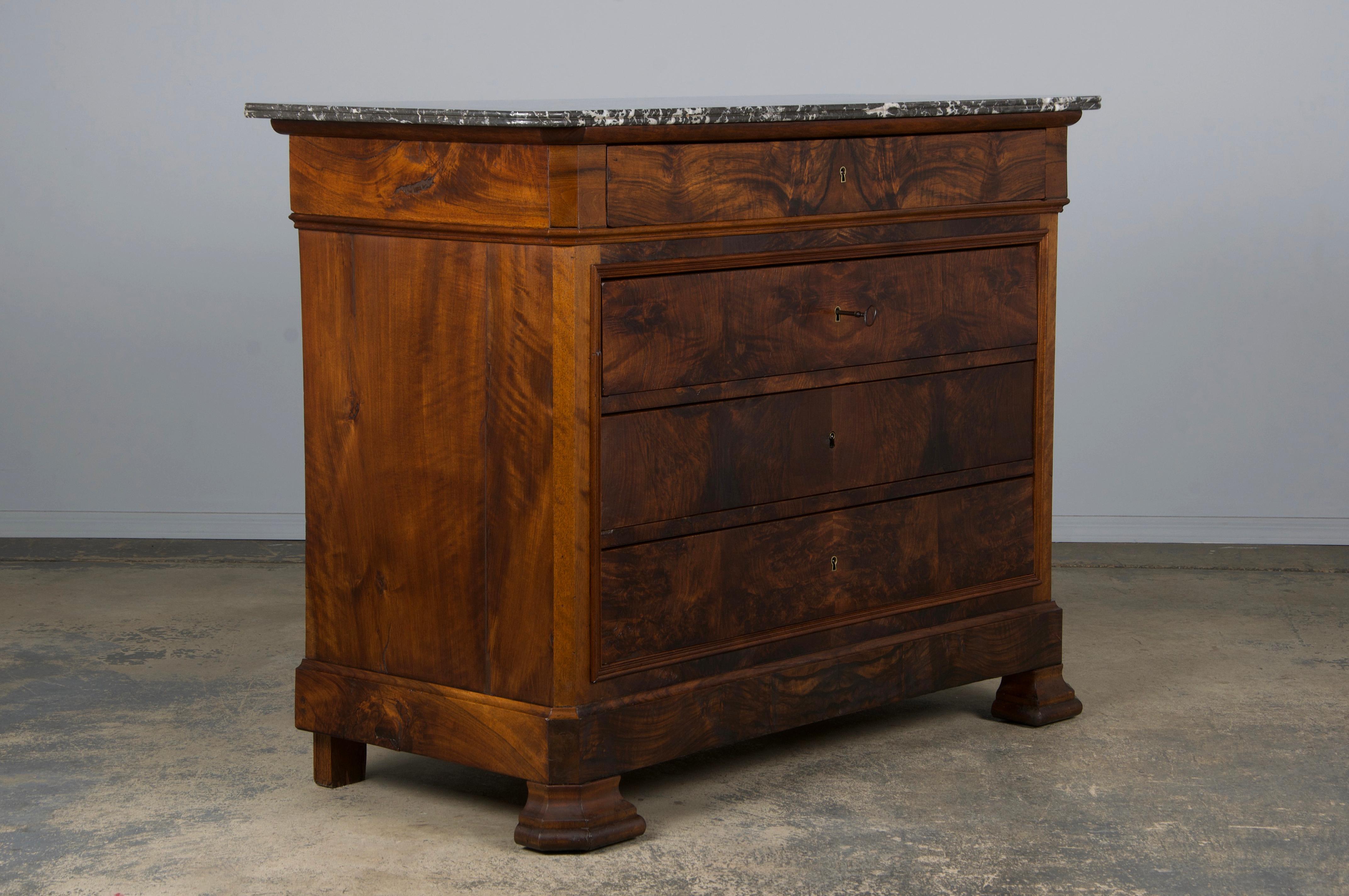 Cassettiera in legno di noce Louis Philippe del XIX secolo con piano in marmo In condizioni buone a Astoria, NY