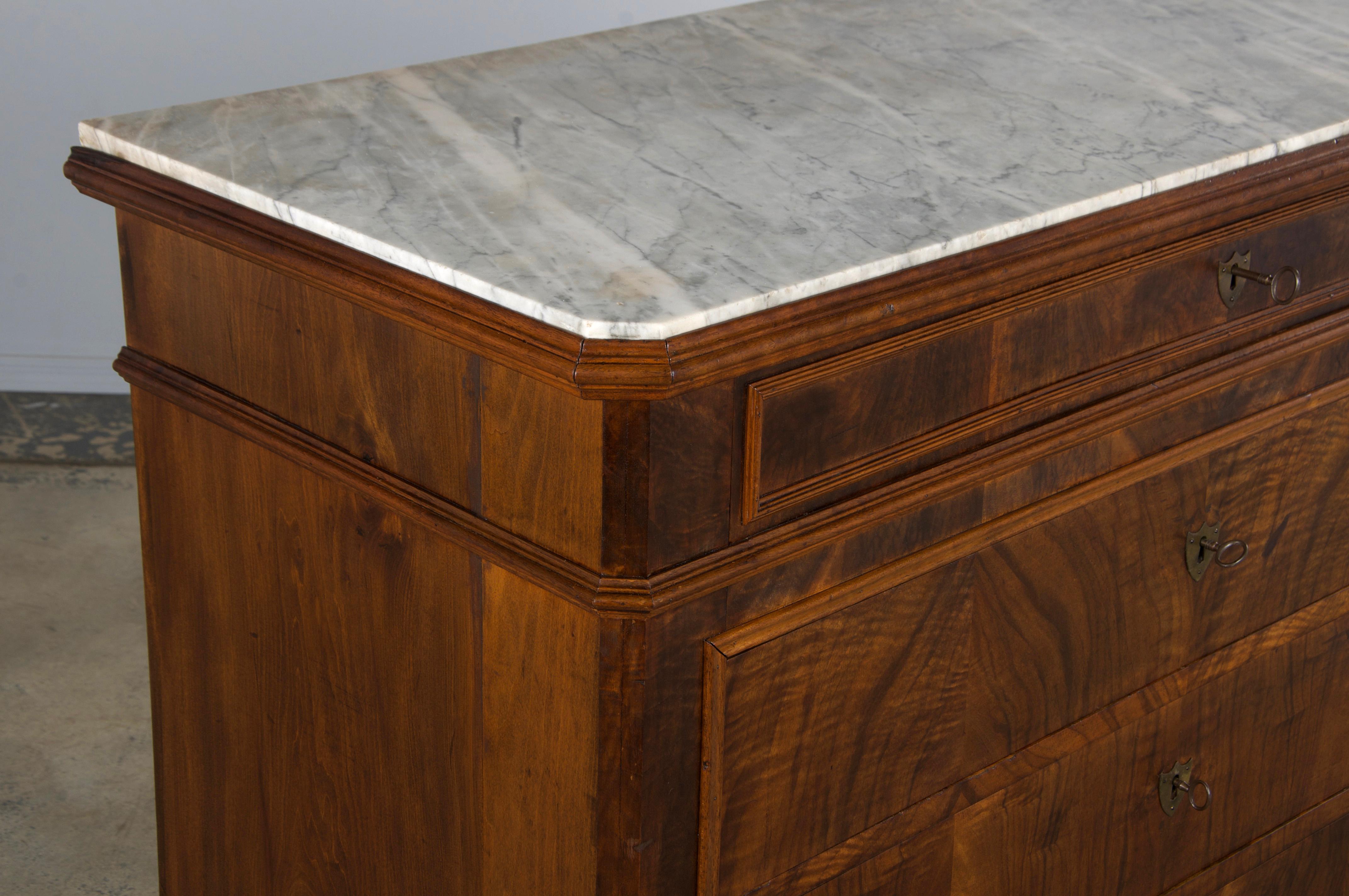 Marmo Cassettiera in legno di noce Louis Philippe del XIX secolo con piano in marmo in vendita