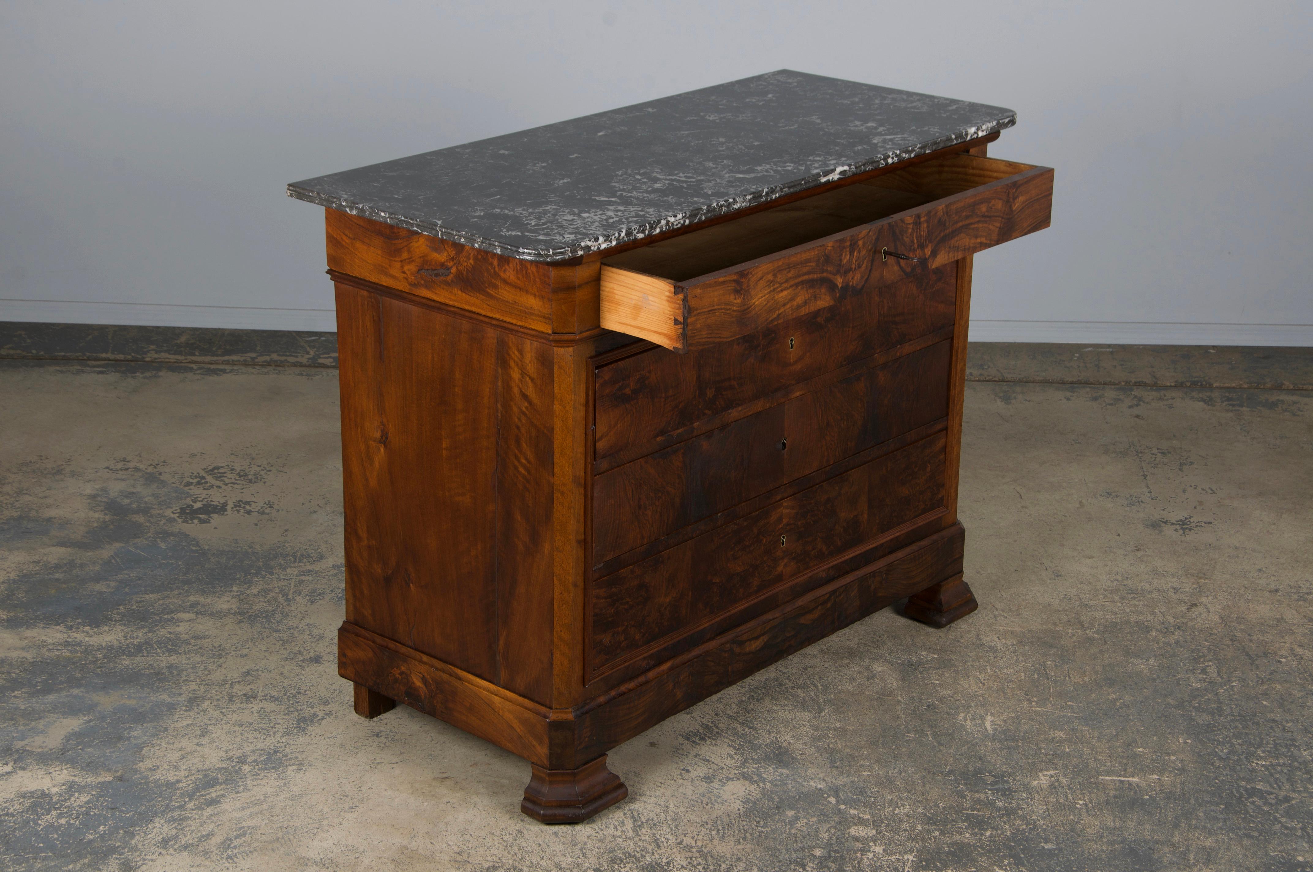 Marmo Cassettiera in legno di noce Louis Philippe del XIX secolo con piano in marmo