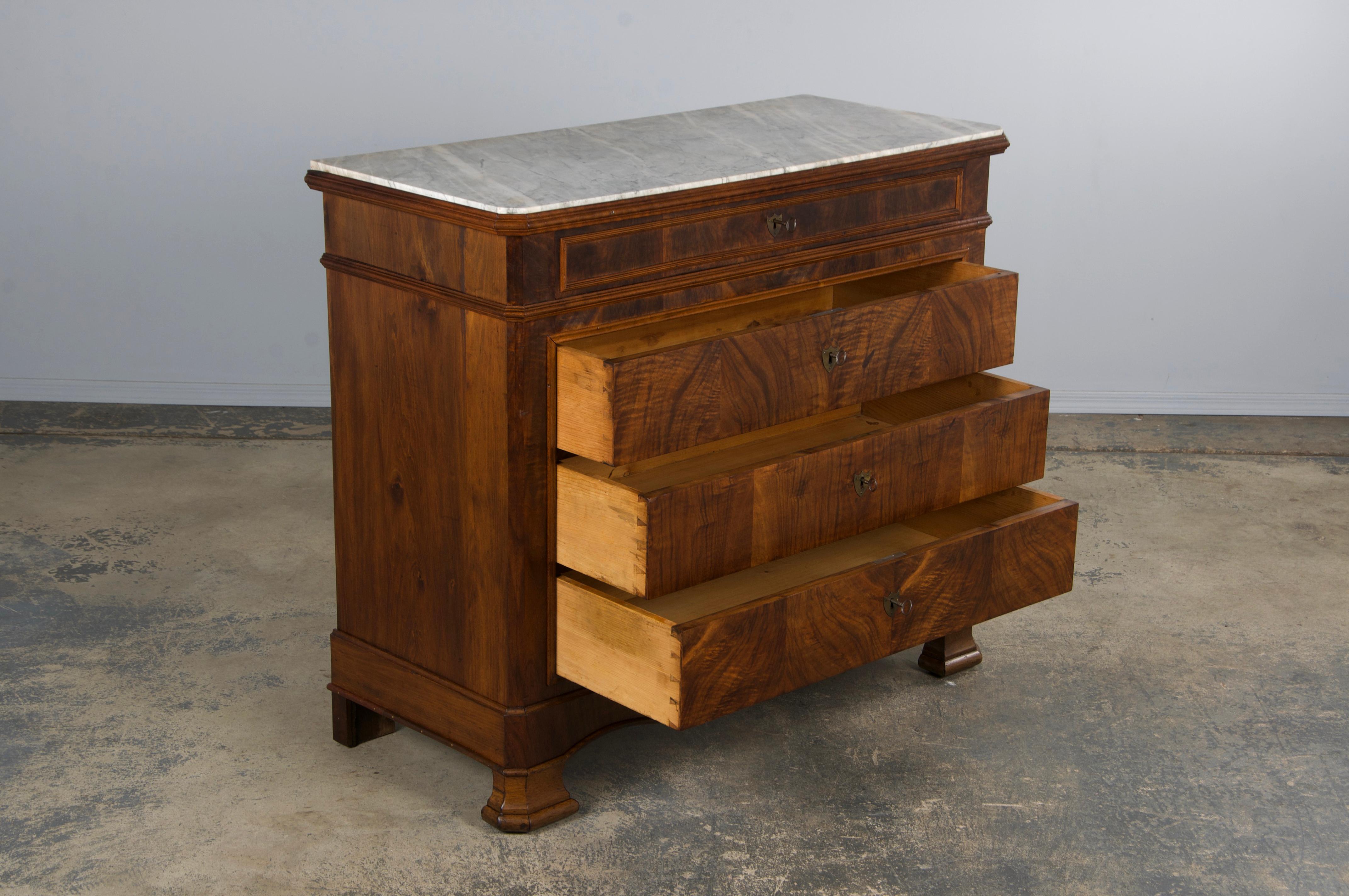 Cassettiera in legno di noce Louis Philippe del XIX secolo con piano in marmo in vendita 1