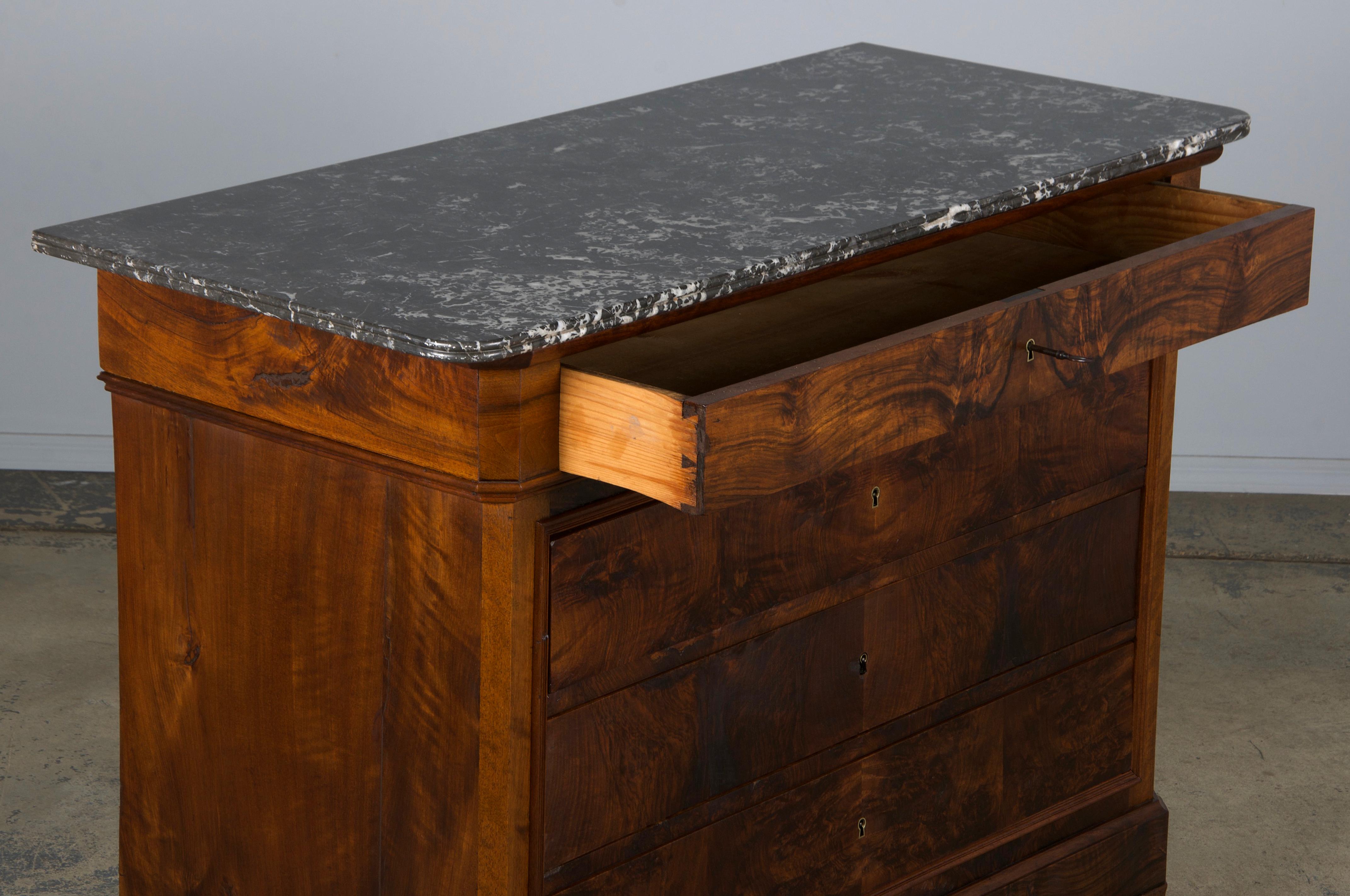Cassettiera in legno di noce Louis Philippe del XIX secolo con piano in marmo 1