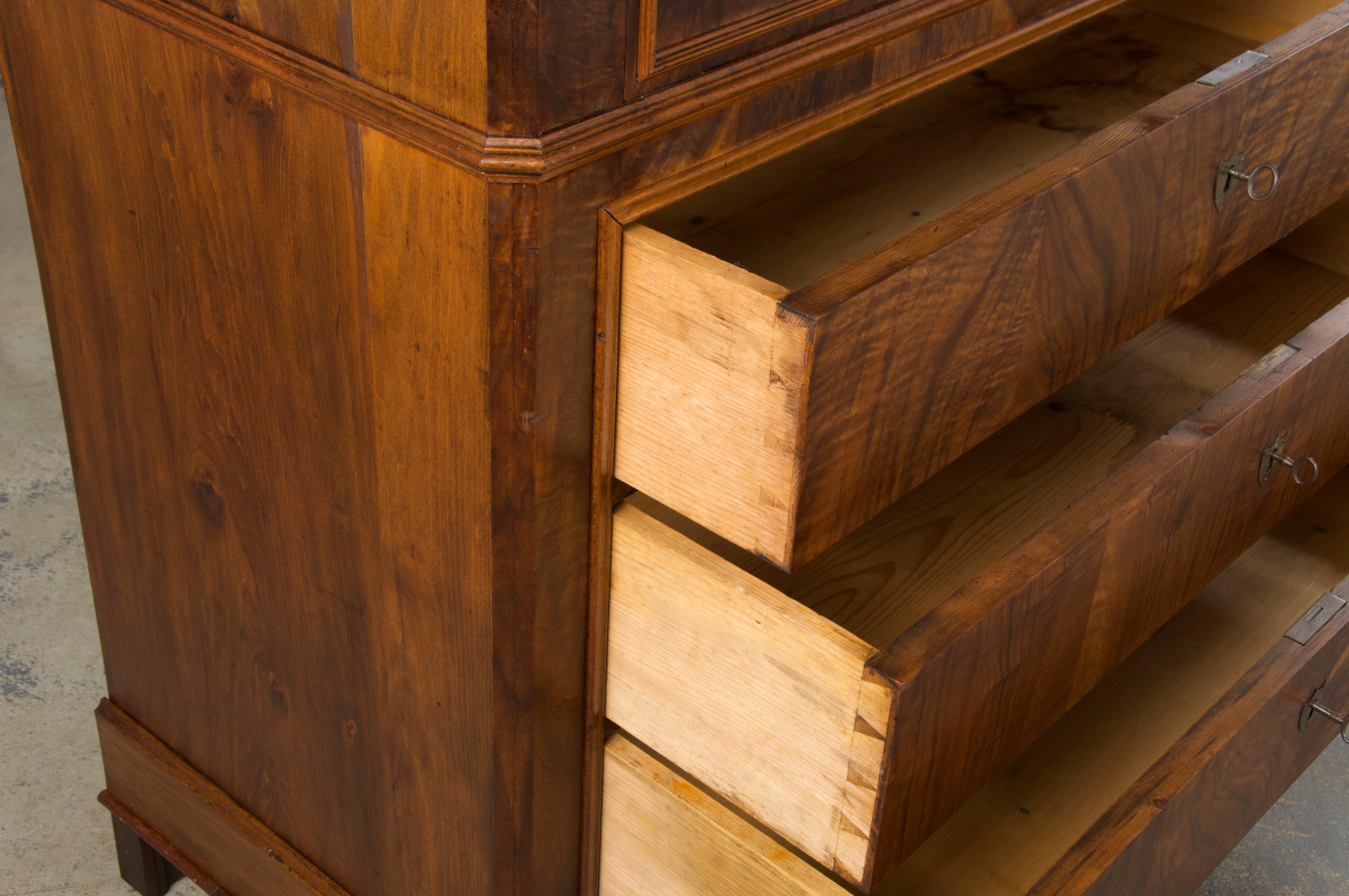 Cassettiera in legno di noce Louis Philippe del XIX secolo con piano in marmo in vendita 2