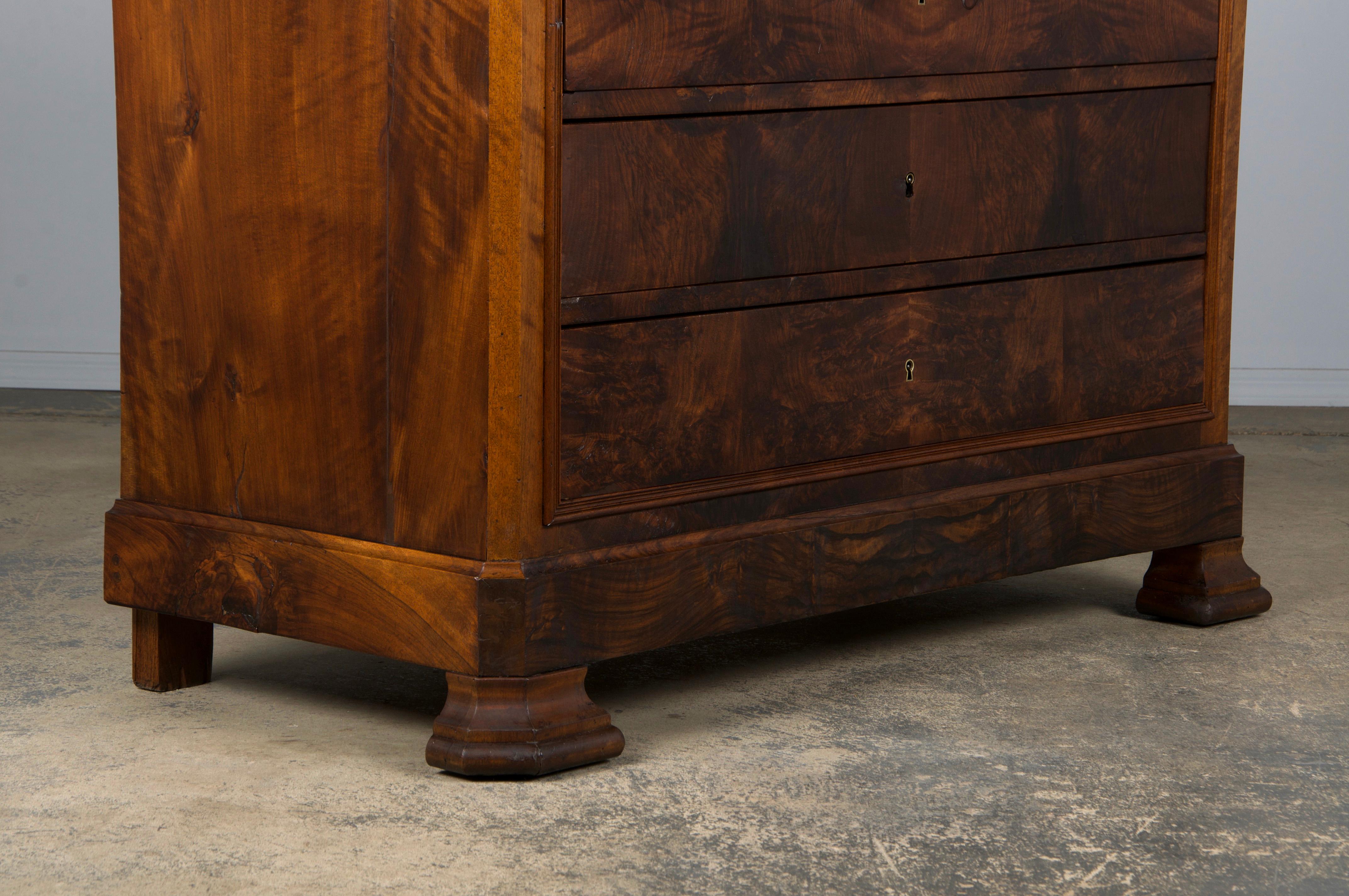 Cassettiera in legno di noce Louis Philippe del XIX secolo con piano in marmo 2