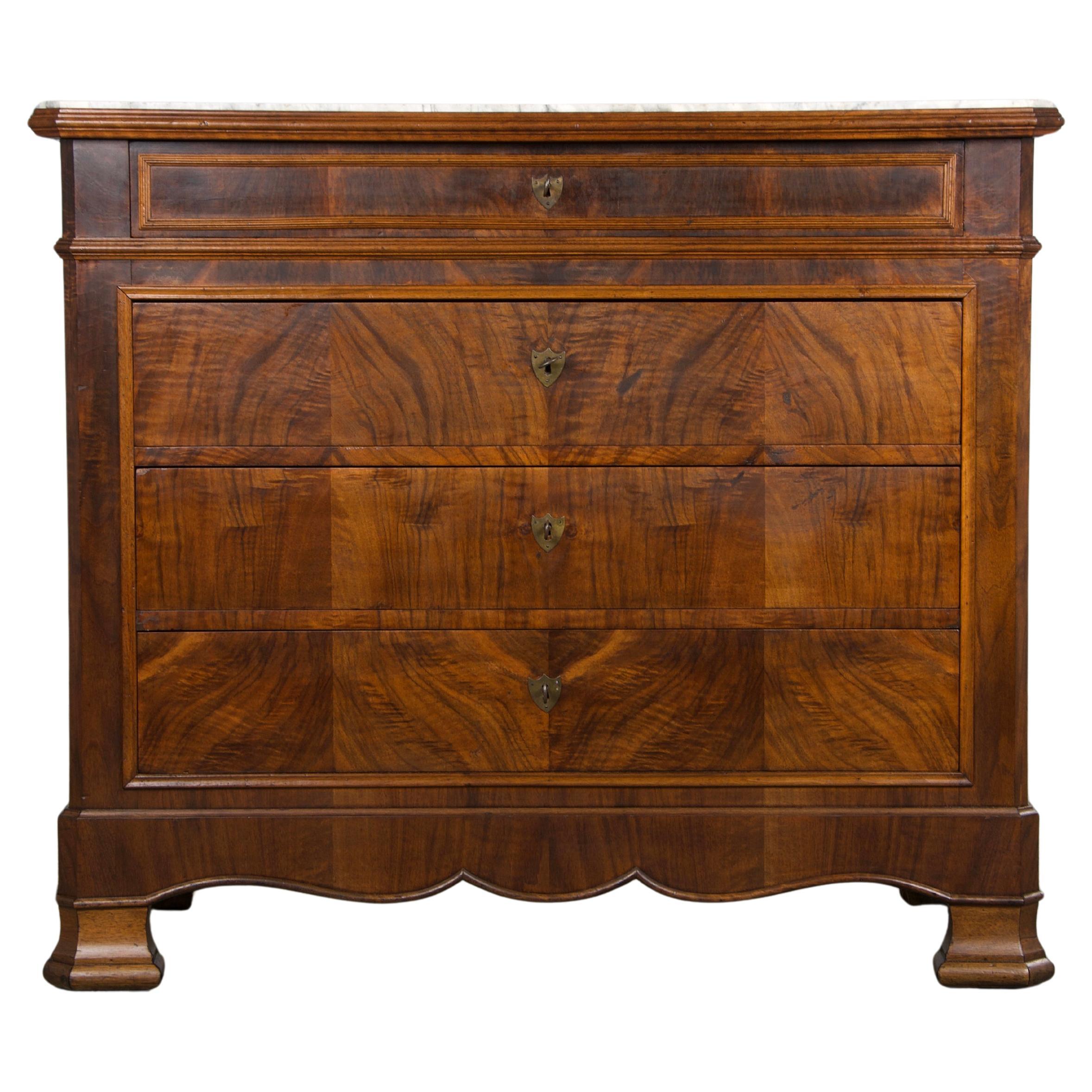 Commode en noyer Louis Philippe du 19e siècle avec dessus en marbre