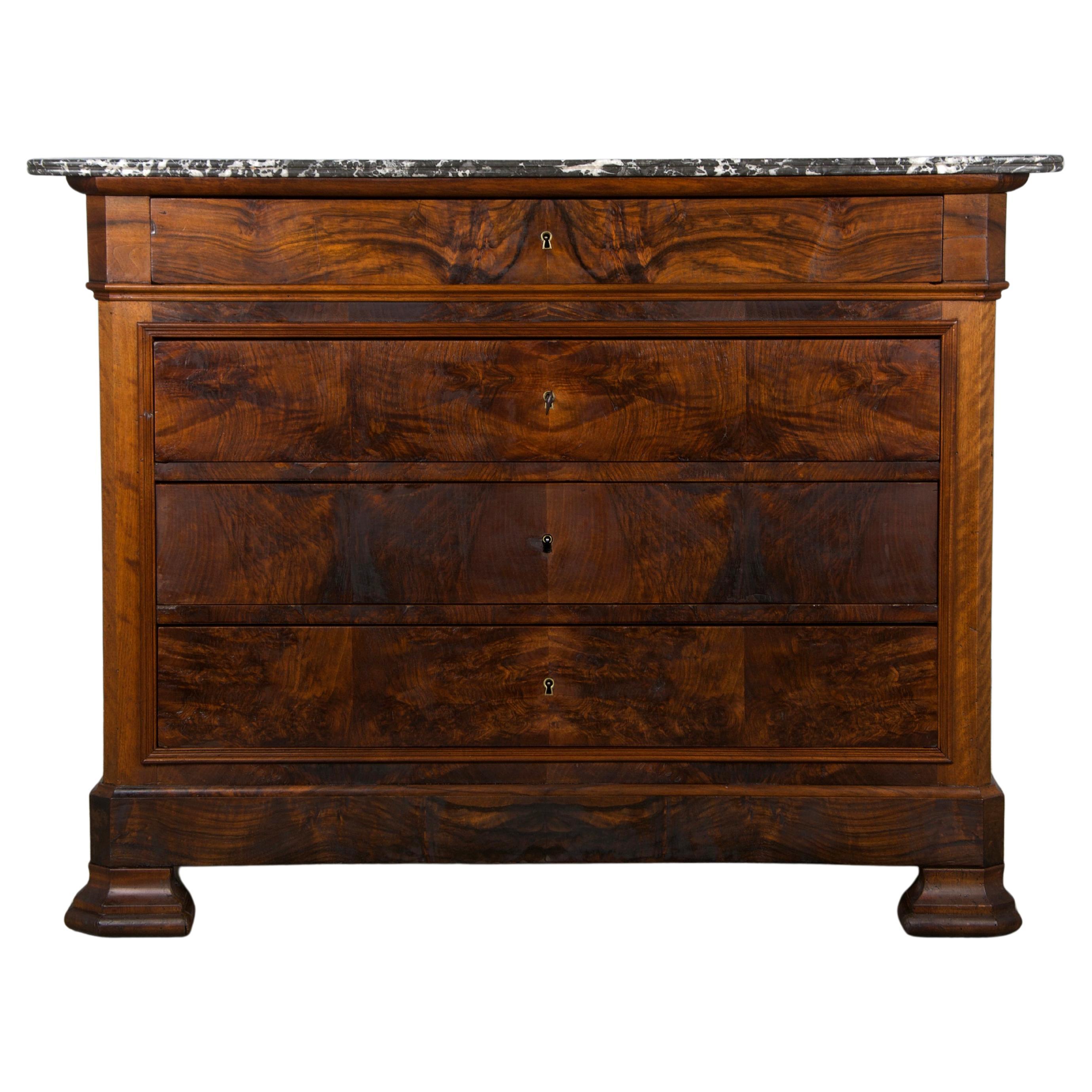 Commode en noyer Louis Philippe du 19e siècle avec dessus en marbre