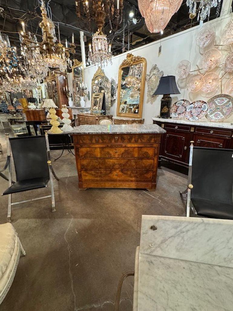 Commode in noce Louis Philippe del XIX secolo con un lussuoso piano in marmo e finiture antiche. Questo mobile emana un'estetica classica francese e sarebbe un'aggiunta straordinaria a qualsiasi spazio abitativo, in particolare per chi ha un gusto