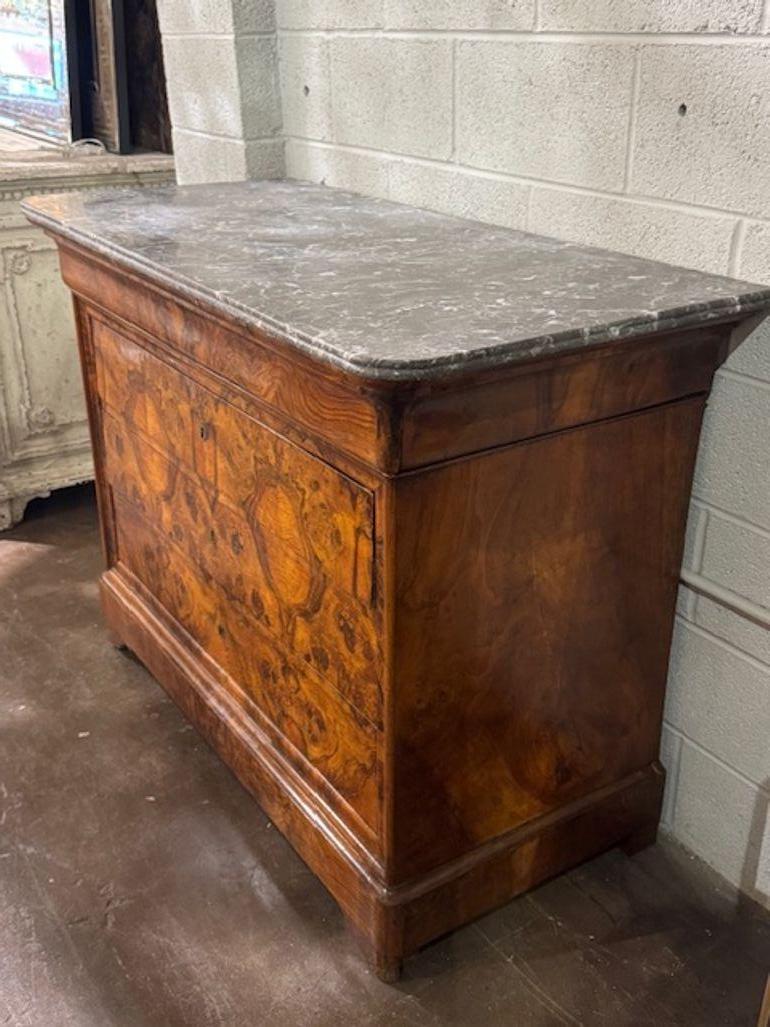 Français Commode en noyer Louis Philippe du XIXe siècle avec plateau en marbre en vente