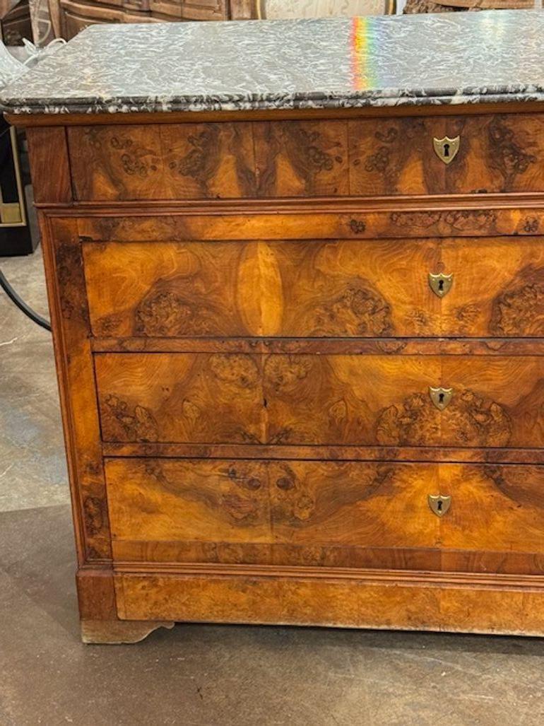 Francese Commode francese del XIX secolo in noce Louis Philippe con piano in marmo in vendita