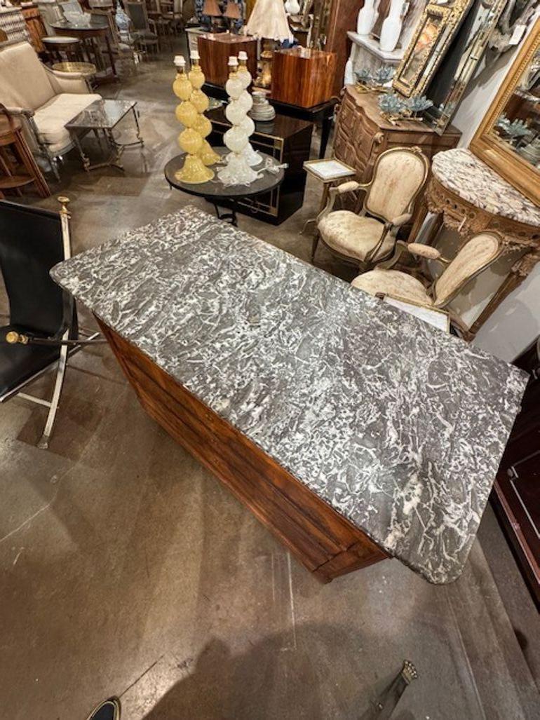 Commode francese del XIX secolo in noce Louis Philippe con piano in marmo In condizioni buone in vendita a Dallas, TX