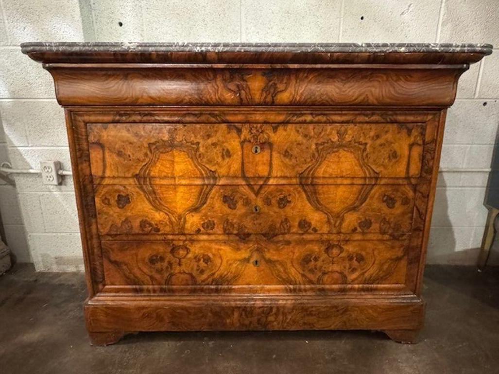 Marbre Commode en noyer Louis Philippe du XIXe siècle avec plateau en marbre en vente