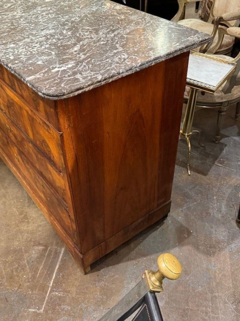 Commode francese del XIX secolo in noce Louis Philippe con piano in marmo in vendita 1