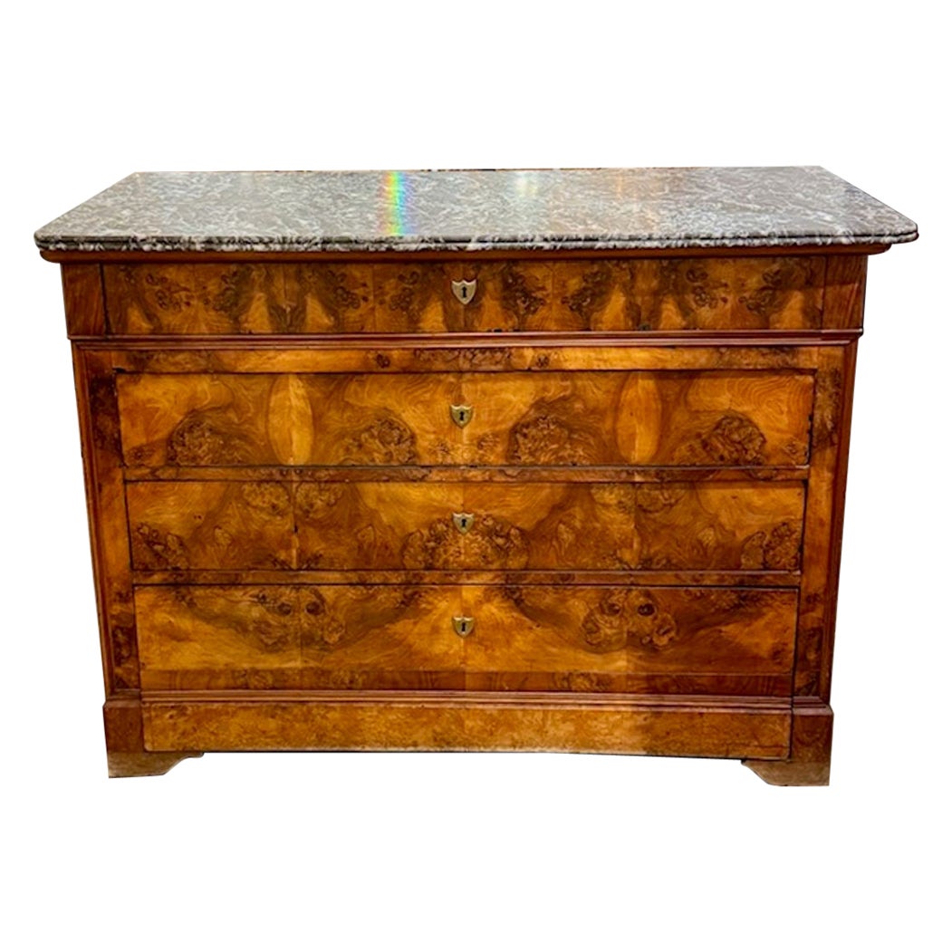 Commode francese del XIX secolo in noce Louis Philippe con piano in marmo