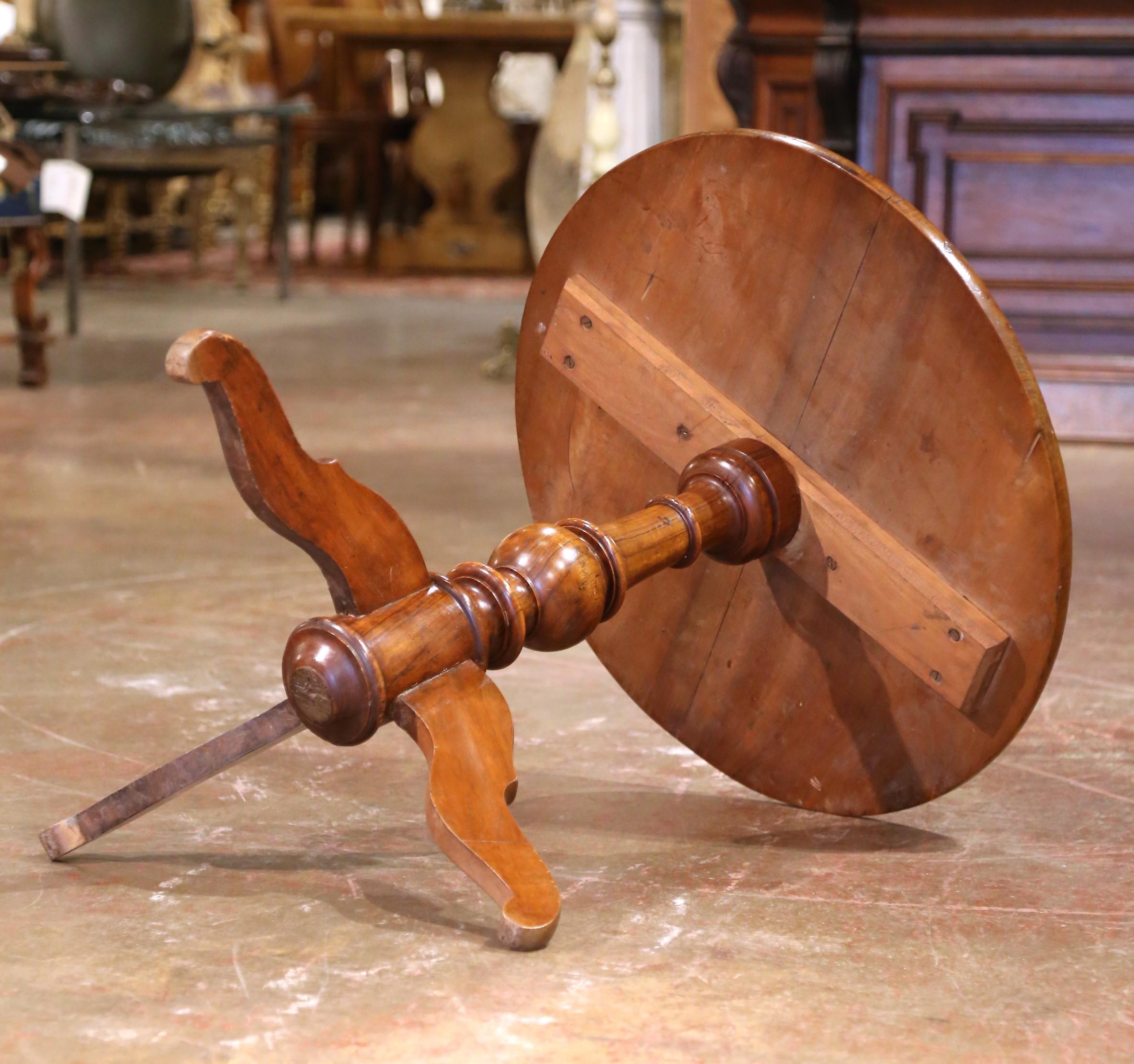 Gueridón francés de nogal Louis Philippe del siglo XIX con base de pedestal torneada en venta 4