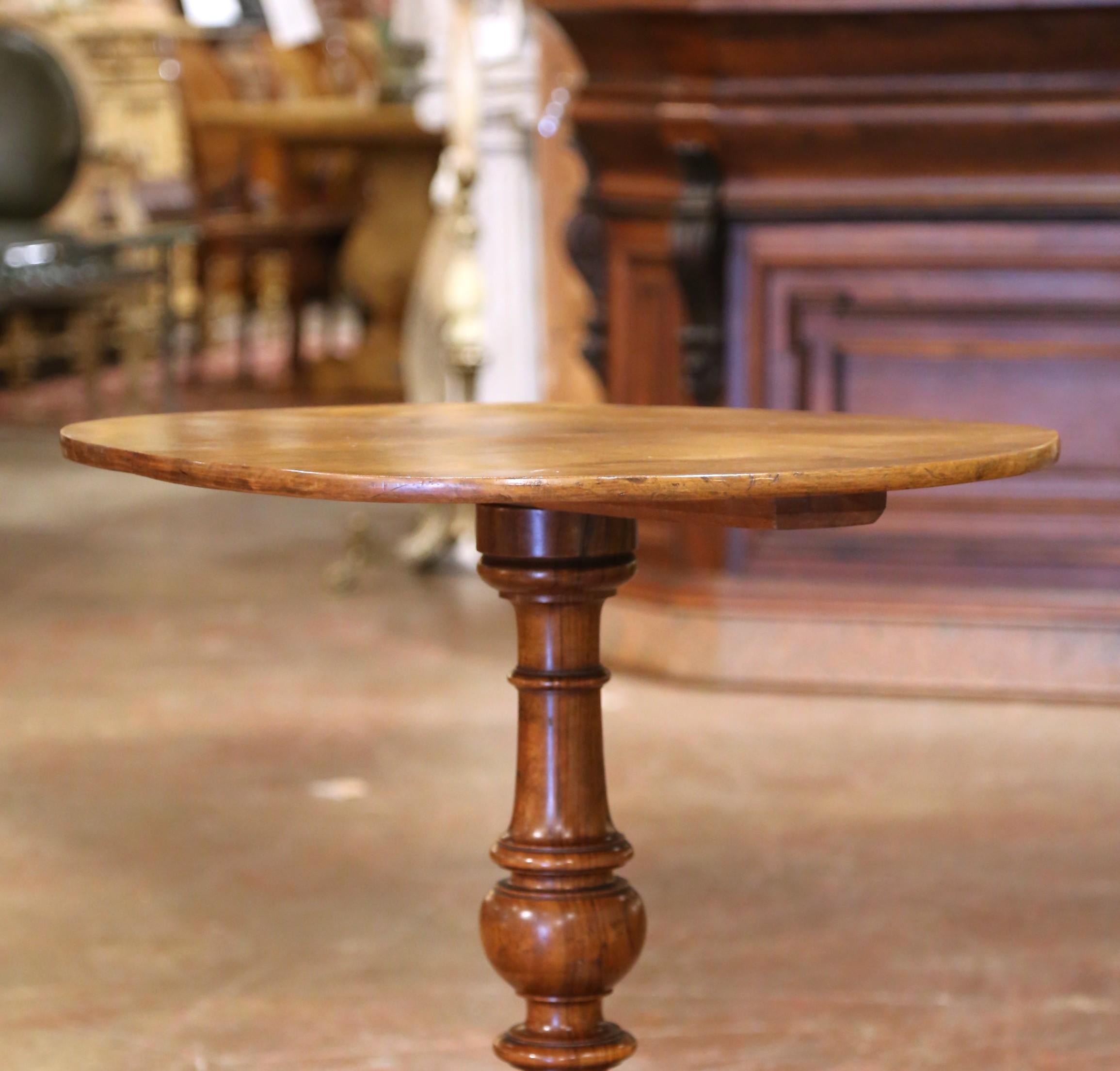 Fabricado en Francia hacia 1860, este elegante guéridon Louis Philippe presenta una tapa redonda de nogal sobre un pedestal central audazmente torneado con detalles de balaustres y anillas. El nogal, ricamente veteado, presenta una pátina cálida, de