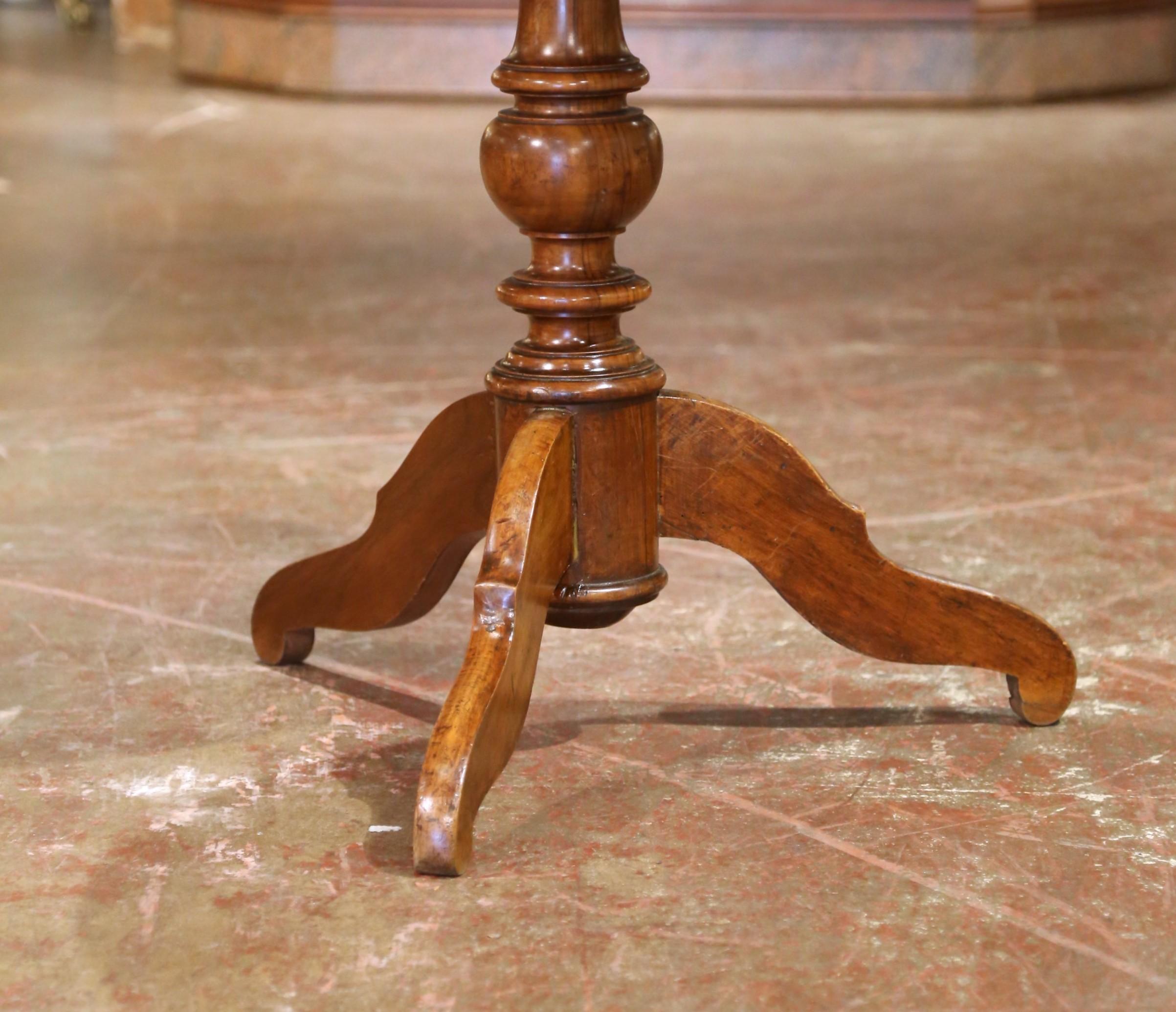 Gueridón francés de nogal Louis Philippe del siglo XIX con base de pedestal torneada Luis Felipe en venta