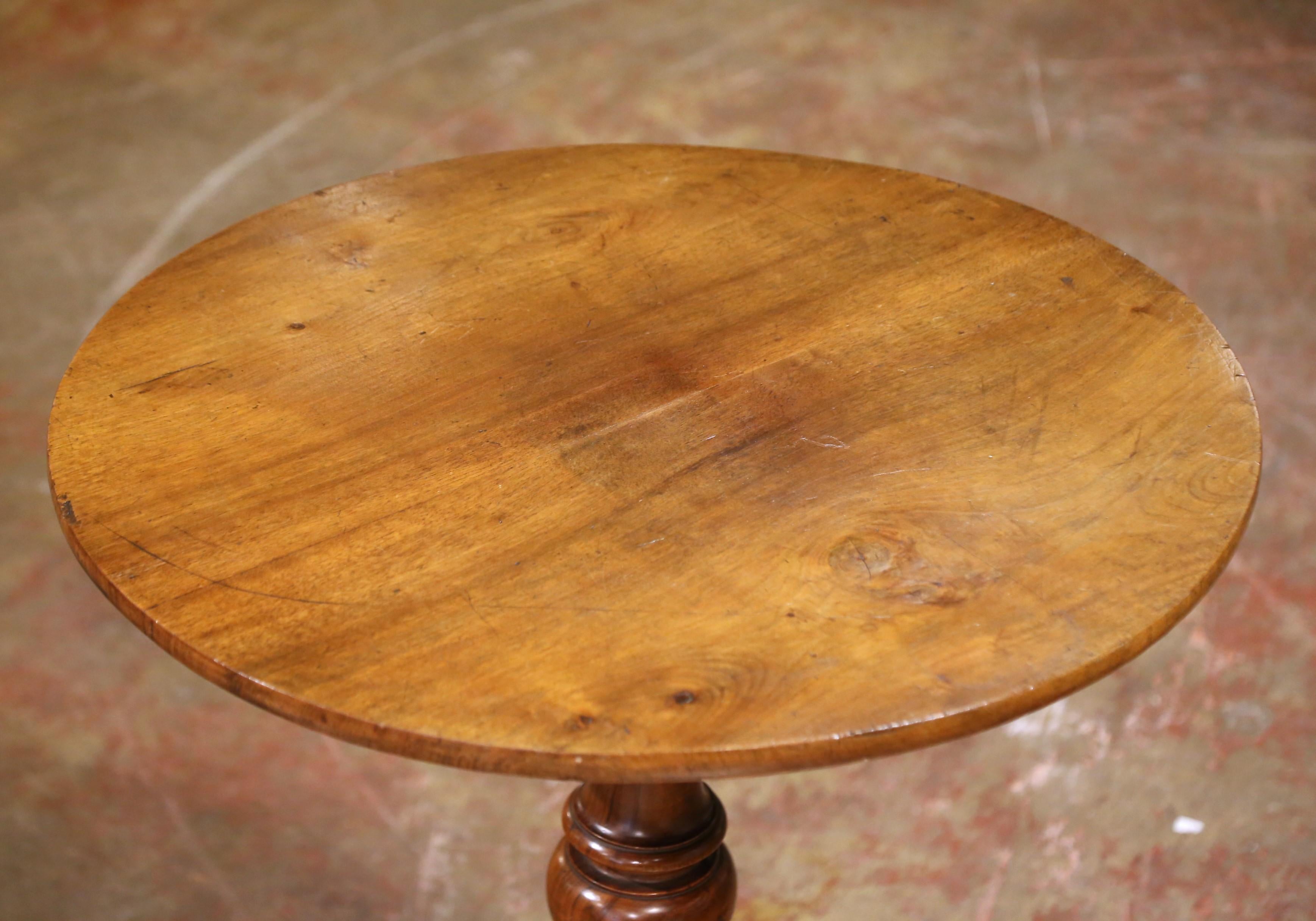 Gueridón francés de nogal Louis Philippe del siglo XIX con base de pedestal torneada Francés en venta