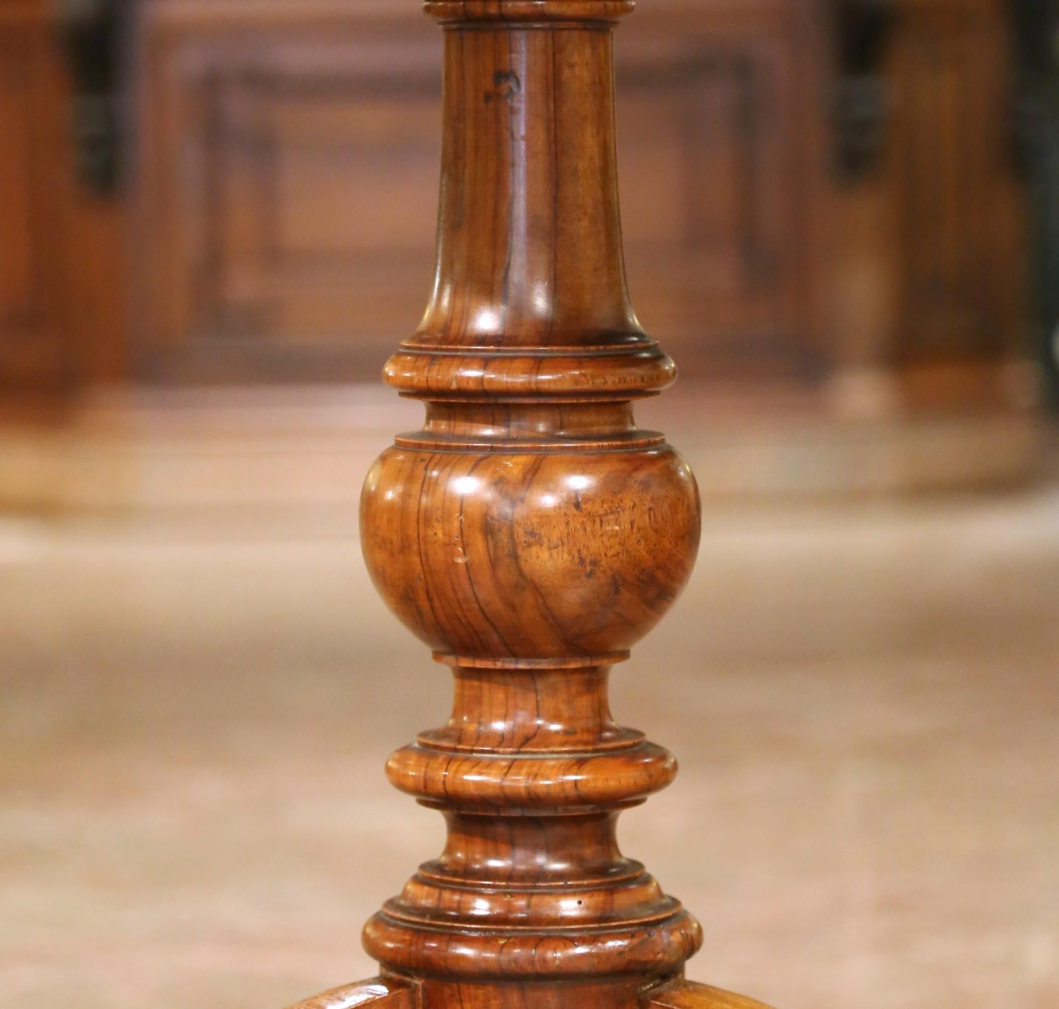 Gueridón francés de nogal Louis Philippe del siglo XIX con base de pedestal torneada Tallado a mano en venta