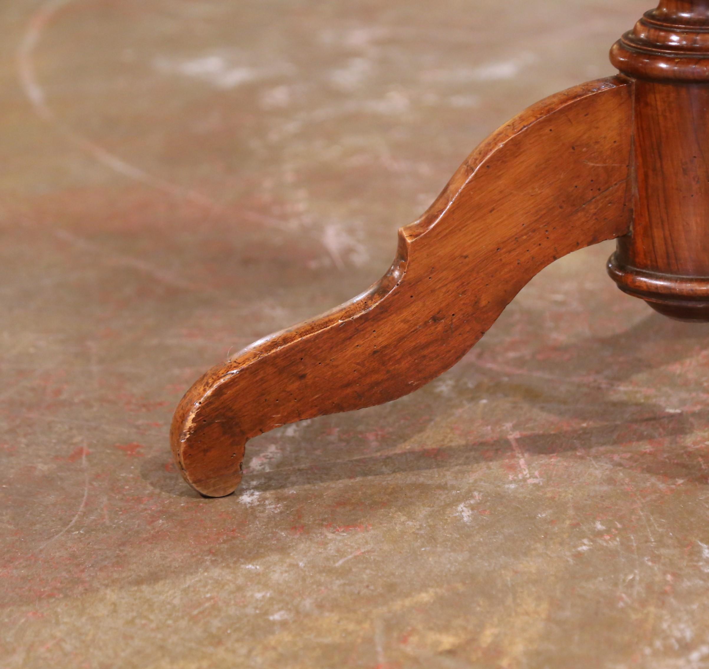 Gueridón francés de nogal Louis Philippe del siglo XIX con base de pedestal torneada en Excelente estado para la venta en Dallas, TX