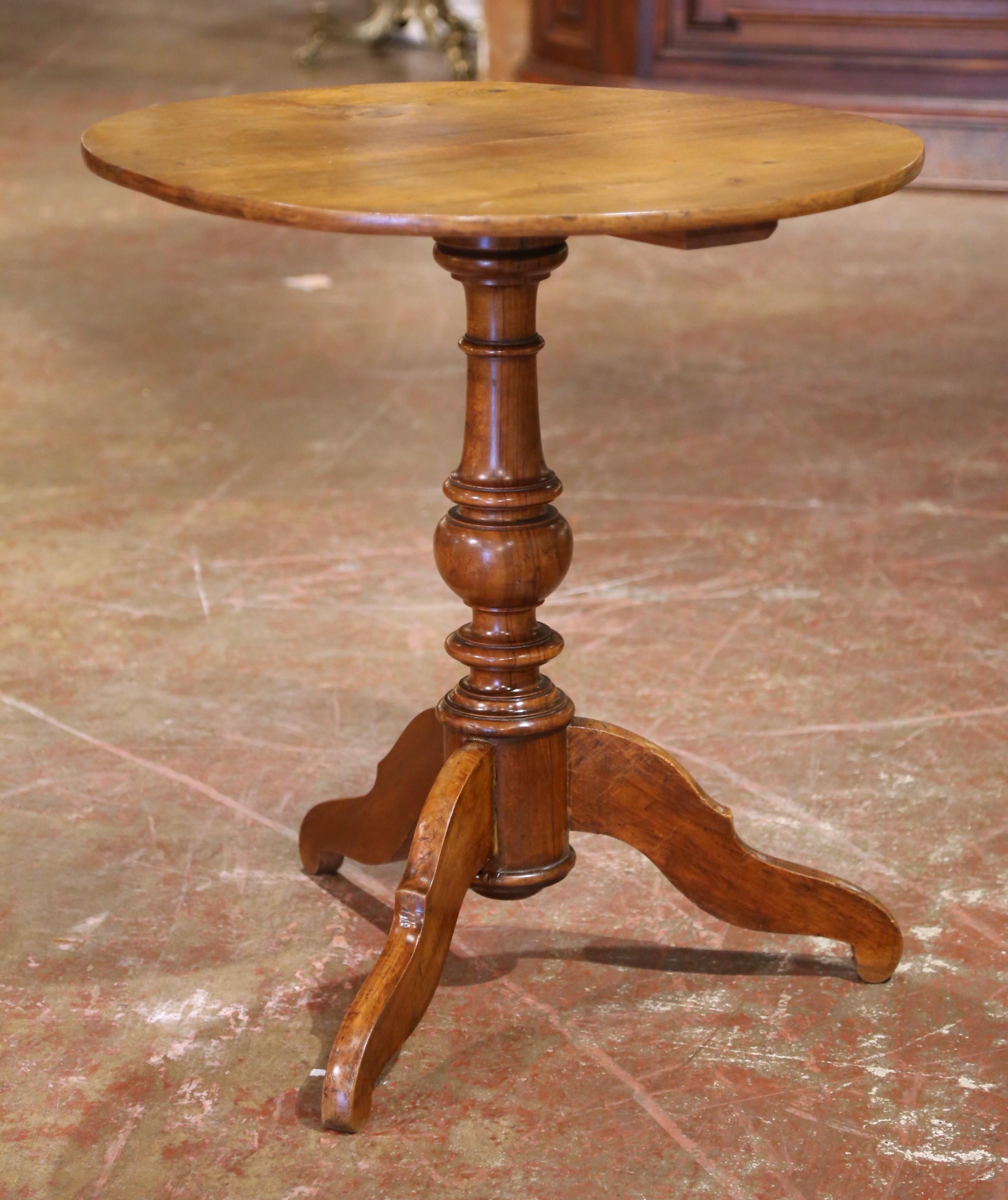 Gueridón francés de nogal Louis Philippe del siglo XIX con base de pedestal torneada Nogal en venta