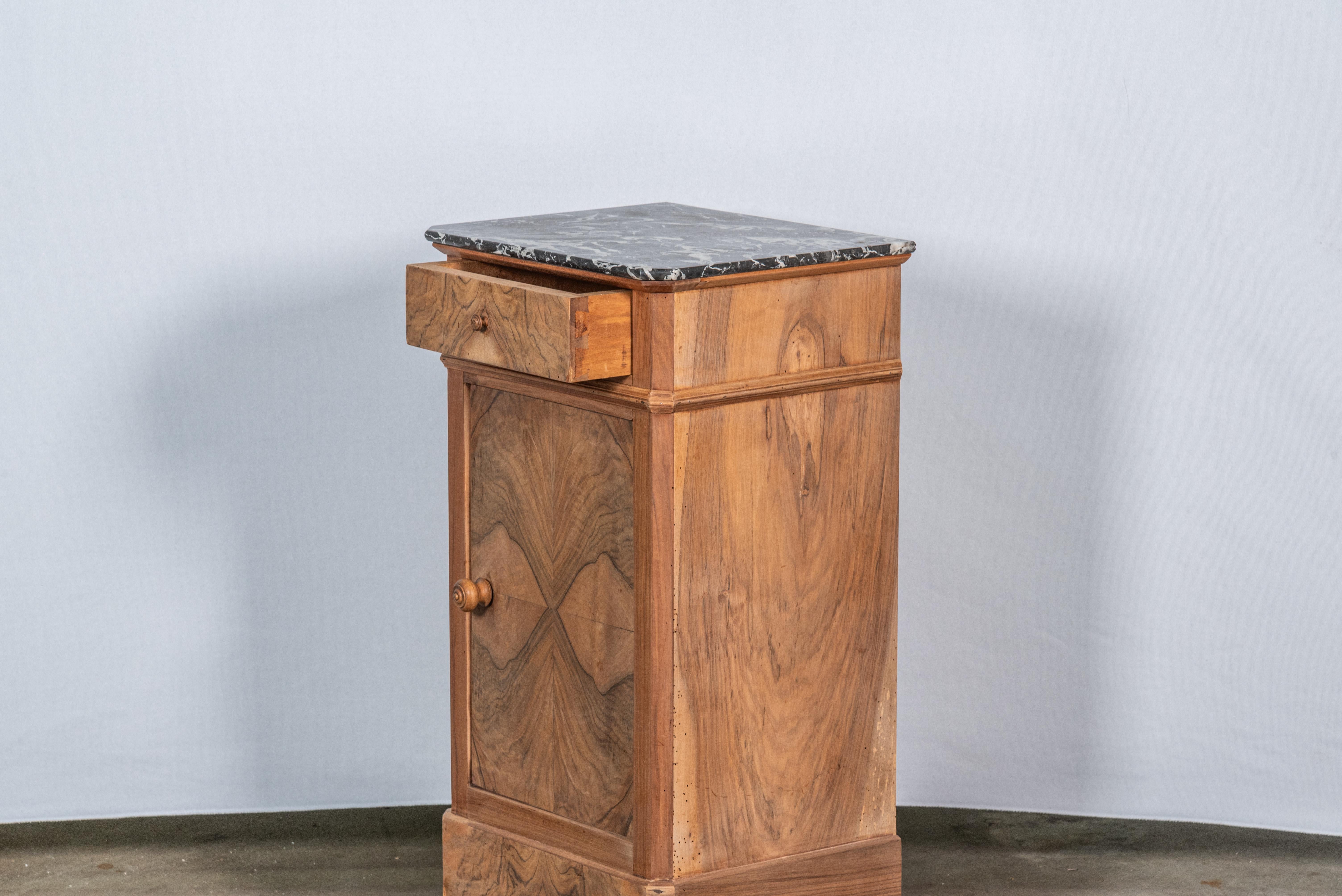 19. Jahrhundert Französisch Louis Philippe Nussbaum Nachttisch (Furnier) im Angebot