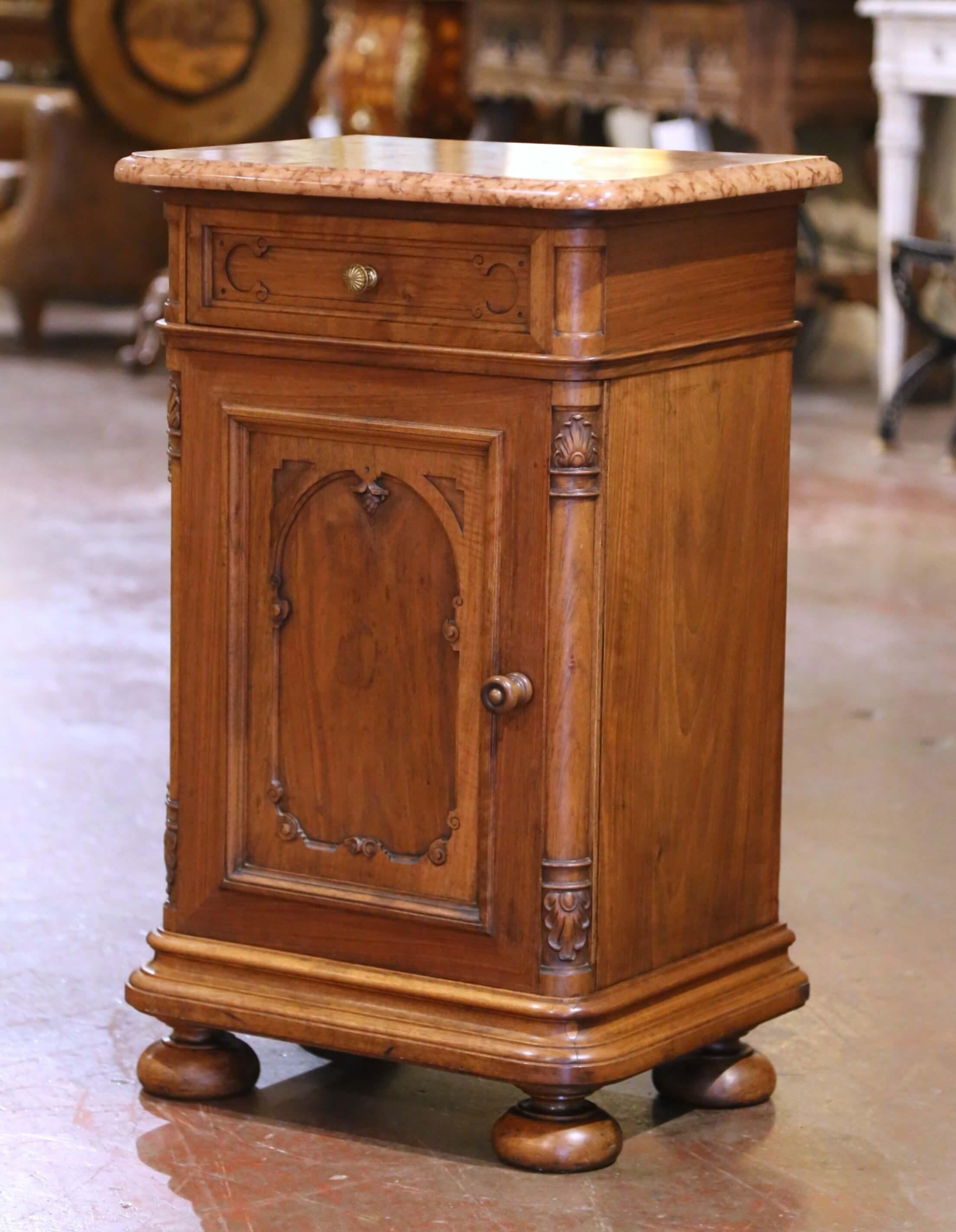 Aggiungi un'eleganza senza tempo a una camera da letto o a un corridoio con questo comodino antico. Realizzato in Francia intorno al 1880, il mobile è costruito in noce con una ricca venatura e sormontato da una lastra lucida di marmo Rosa Verona,