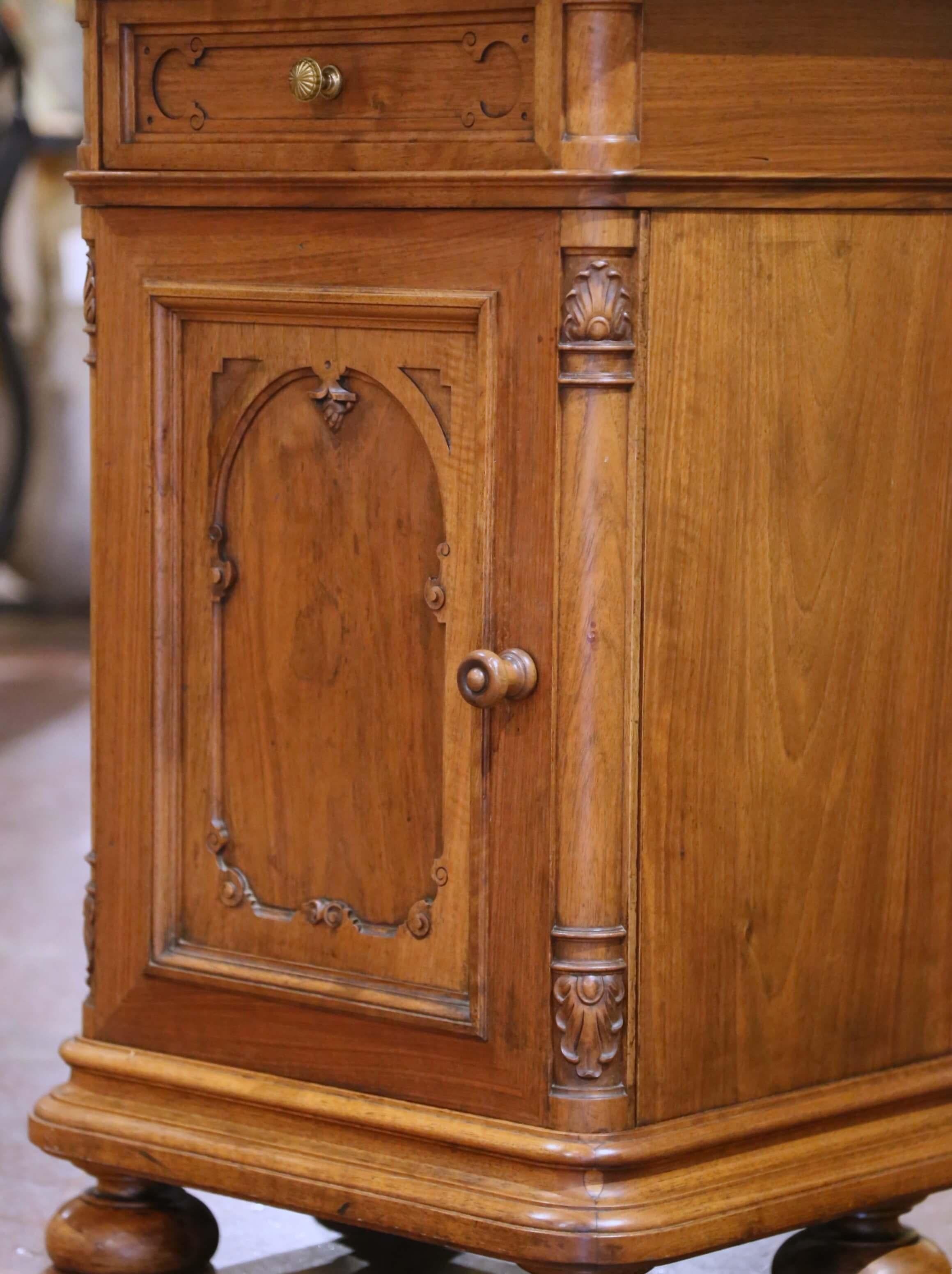 Francese Comodino in noce Louis Philippe del XIX secolo con piano in marmo in vendita