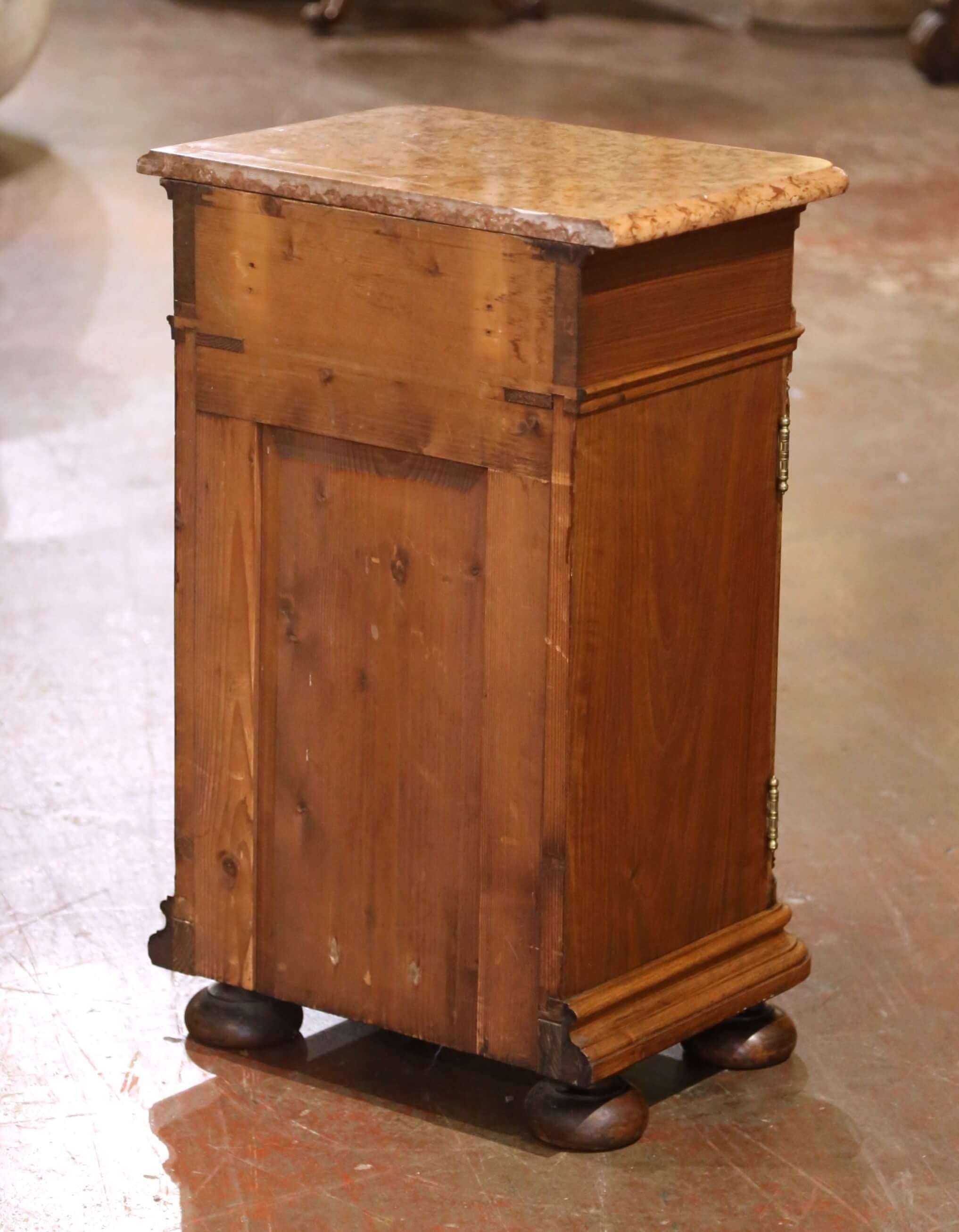 Comodino in noce Louis Philippe del XIX secolo con piano in marmo in vendita 1