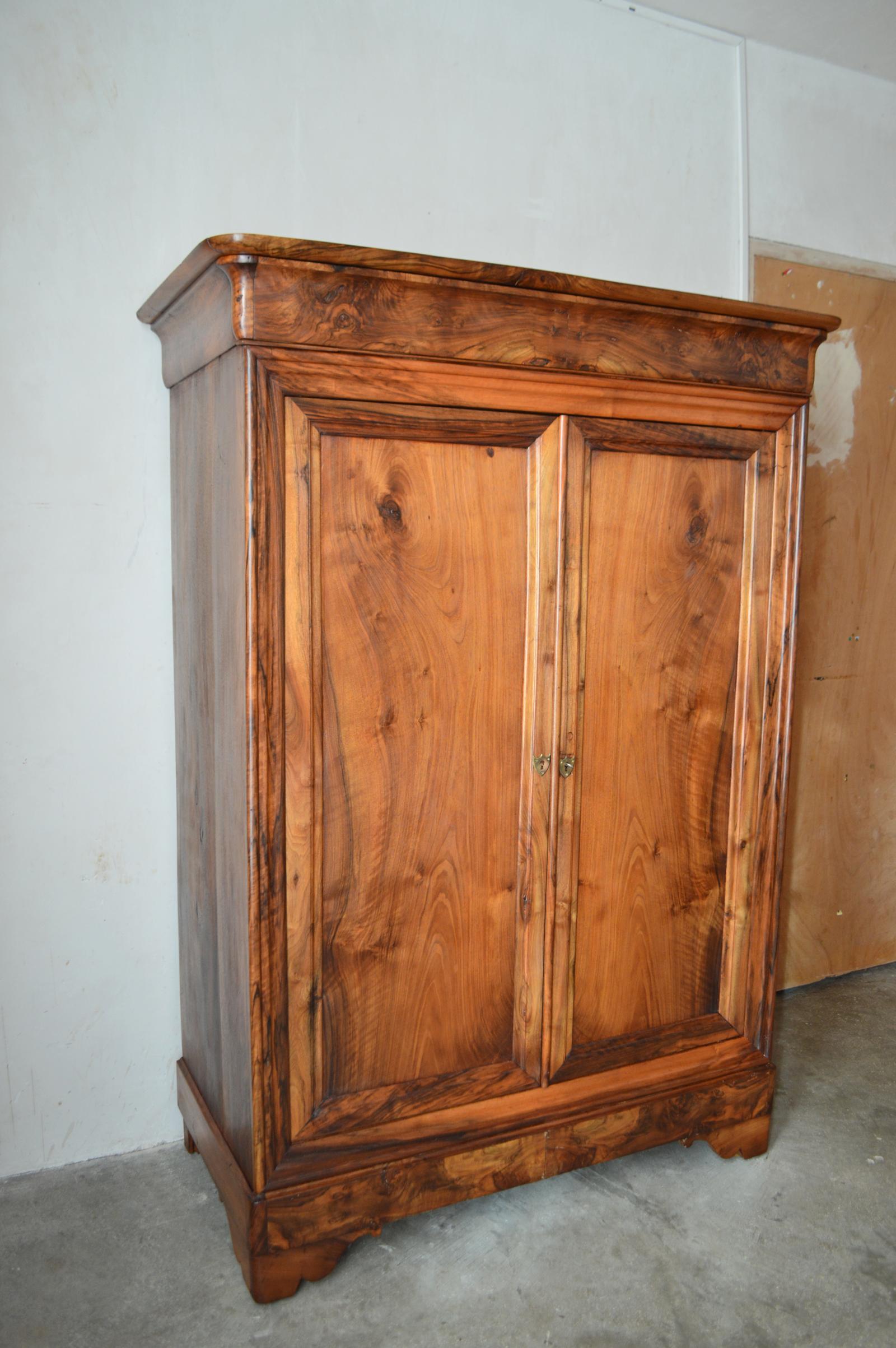 Unusual small sized wardrobe / armoire, ideal in an entrance hall.

Louis-Philippe period, circa 1840-1850, France.

The closet contains a bar to carry clothes. 
Above the cupboard a drawer in the cornice.

Good general condition, lock in
