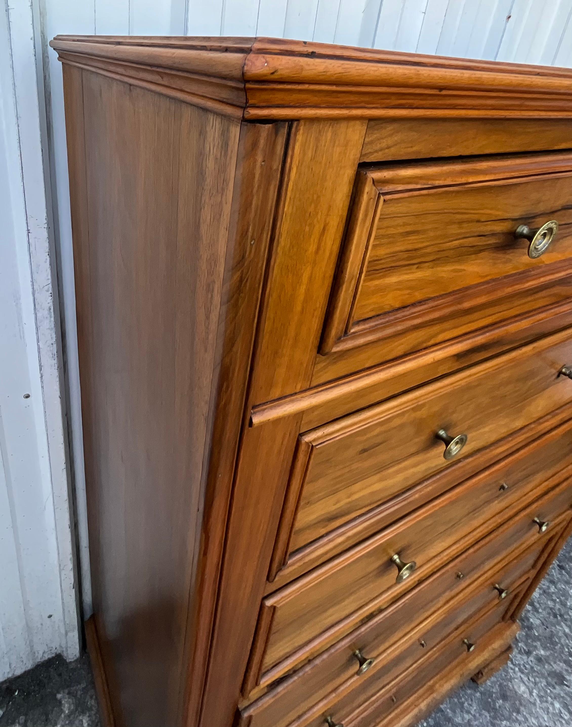 Commode Louis Philippe en noyer massif, 6 tiroirs - Fin 19ème siècle Bon état - En vente à SAINT-CLÉMENT-DE-LA-PLACE, FR