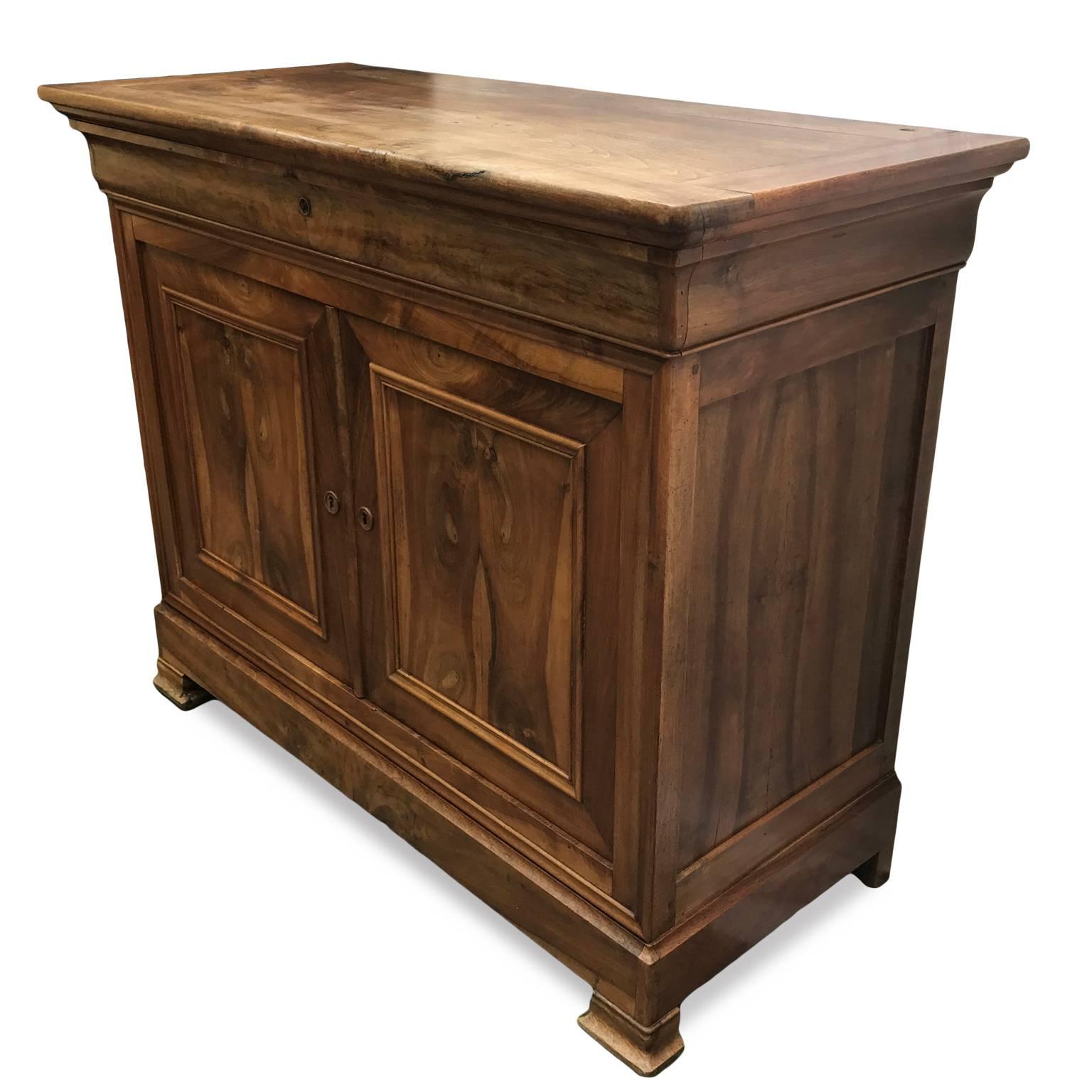 19th Century French Louis Philippe Walnut Two-Door Sideboard In Good Condition In Milan, IT