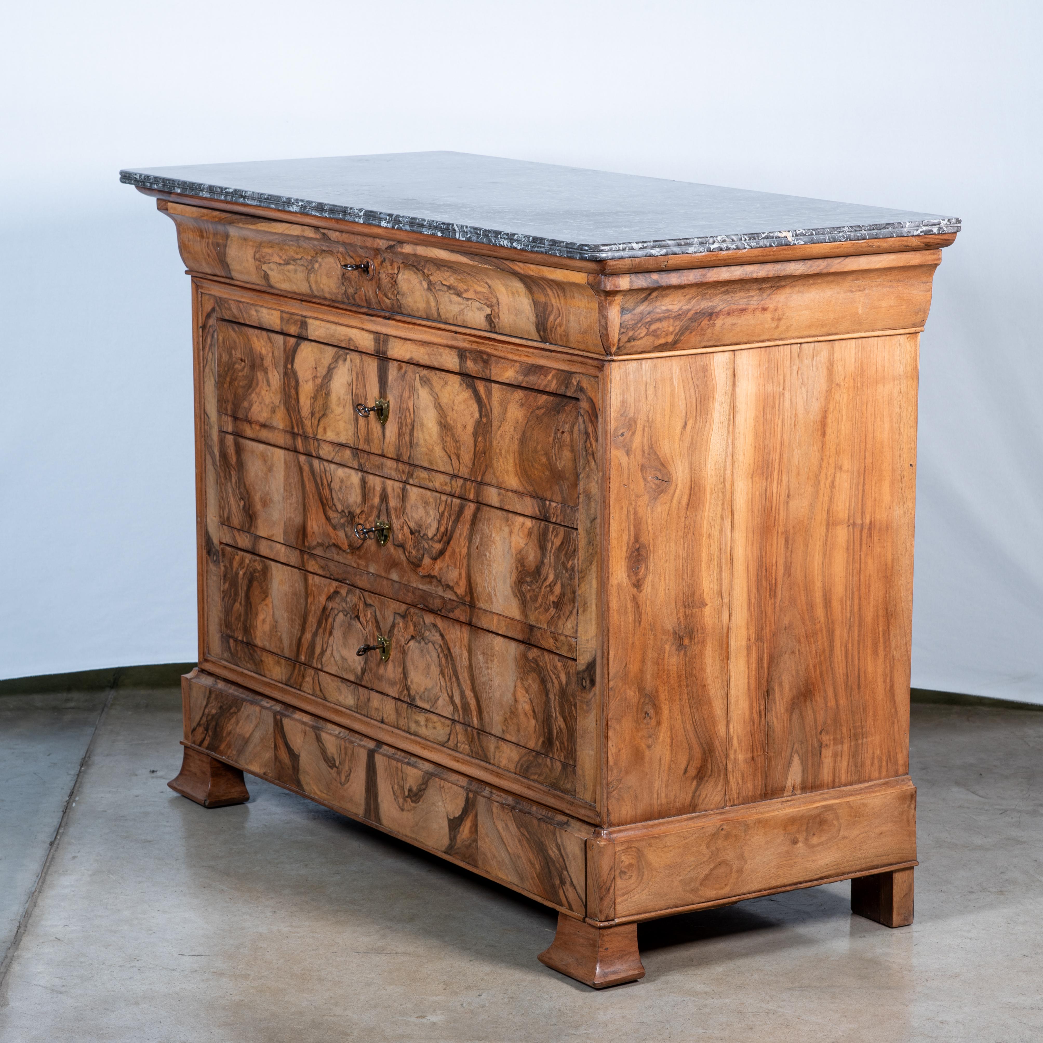 19th Century French Louis Philippe Walnut Veneer Commode In Good Condition For Sale In San Antonio, TX