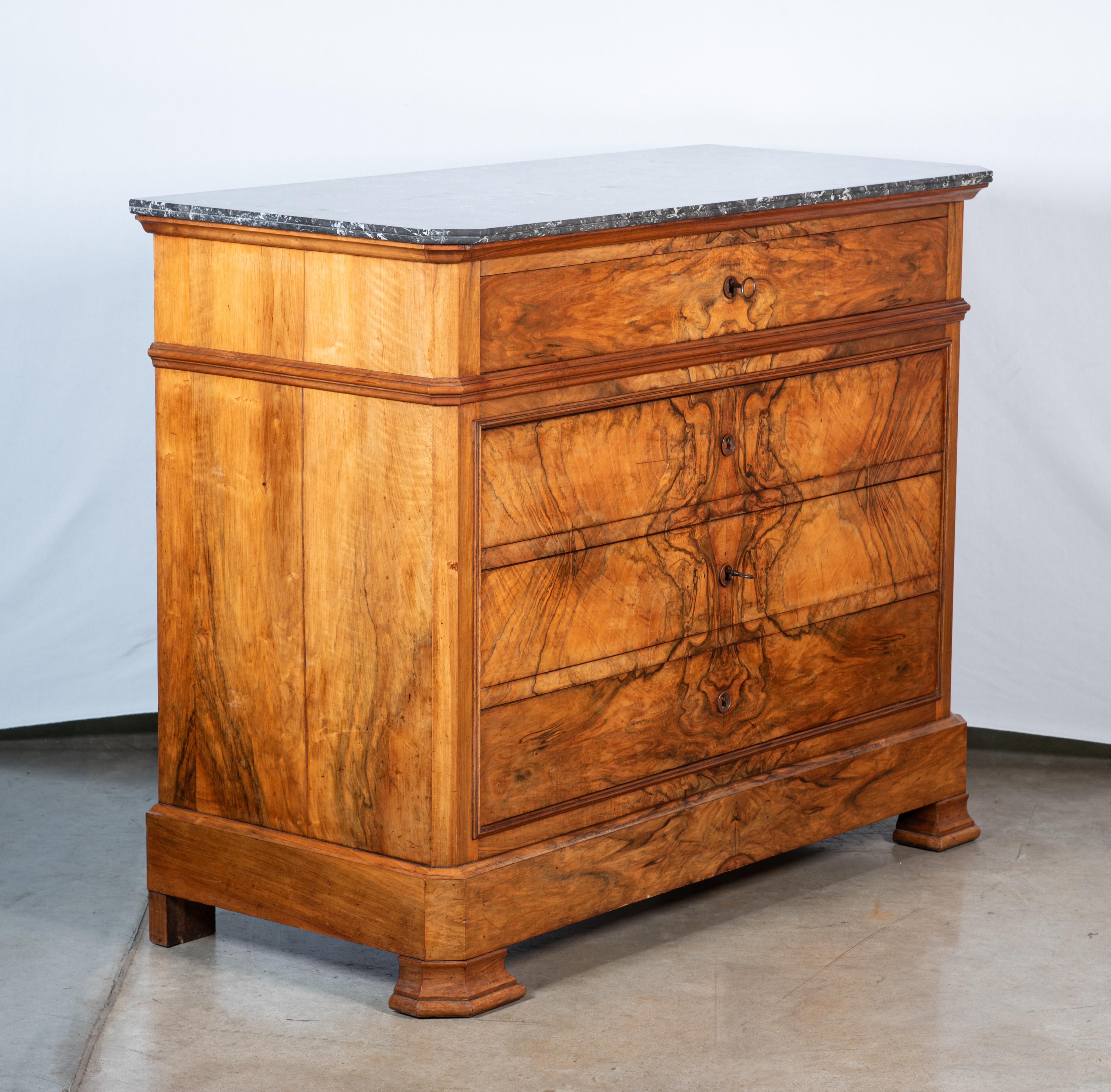 19th Century French Louis Philippe Walnut Veneer Commode In Good Condition For Sale In San Antonio, TX