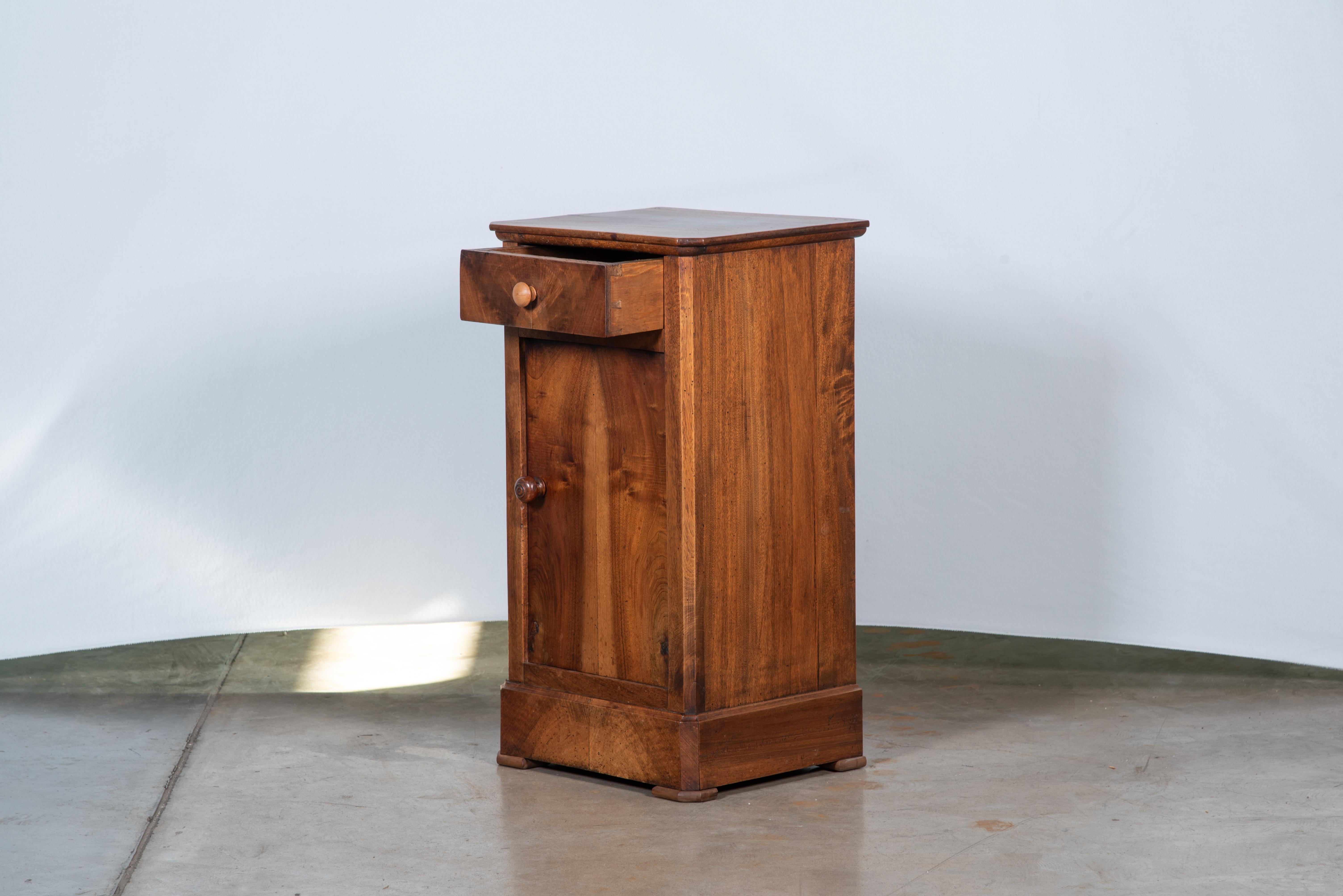 19th Century French Louis Philippe Walnut Veneer Nightstand In Good Condition For Sale In San Antonio, TX