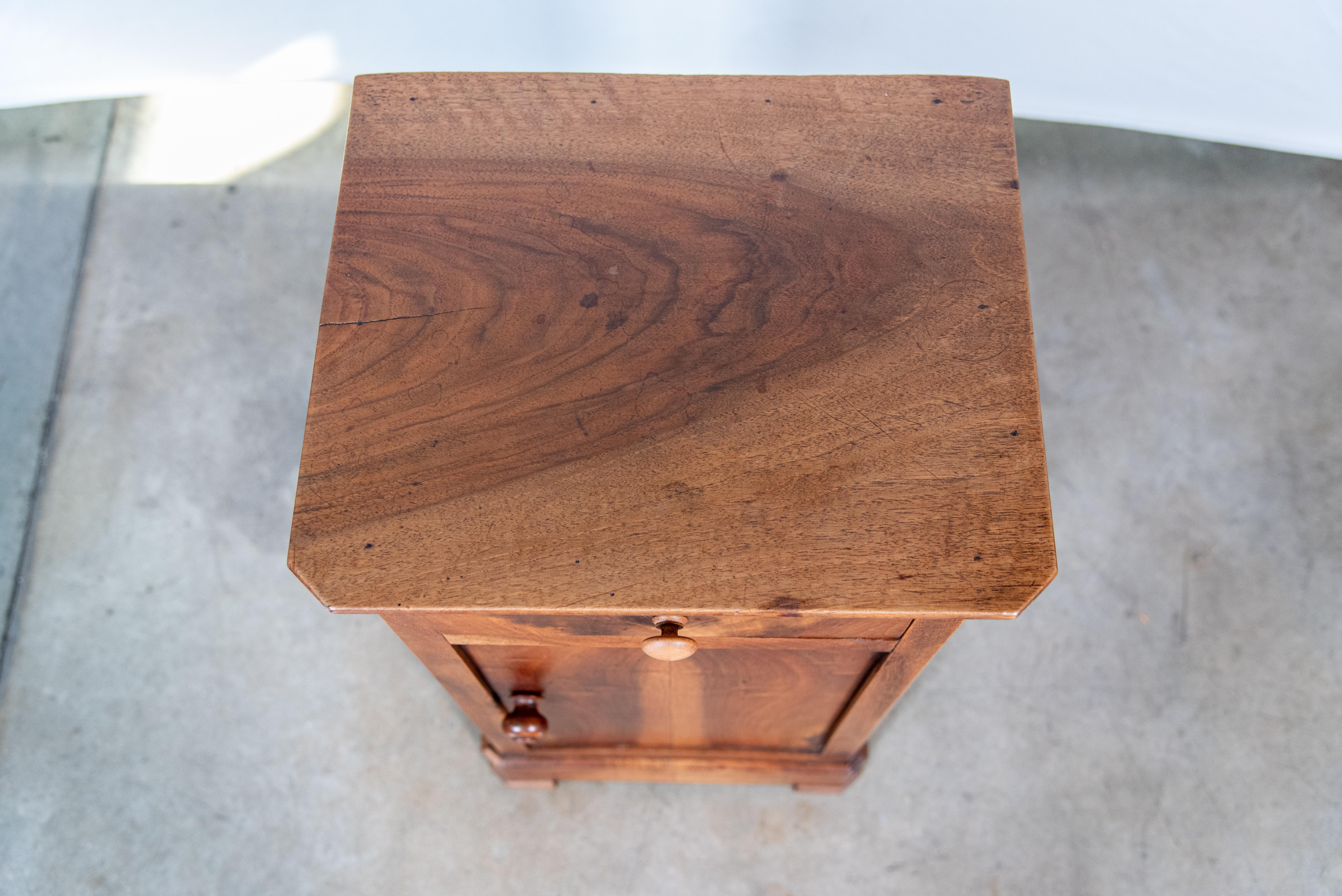 19th Century French Louis Philippe Walnut Veneer Nightstand For Sale 3