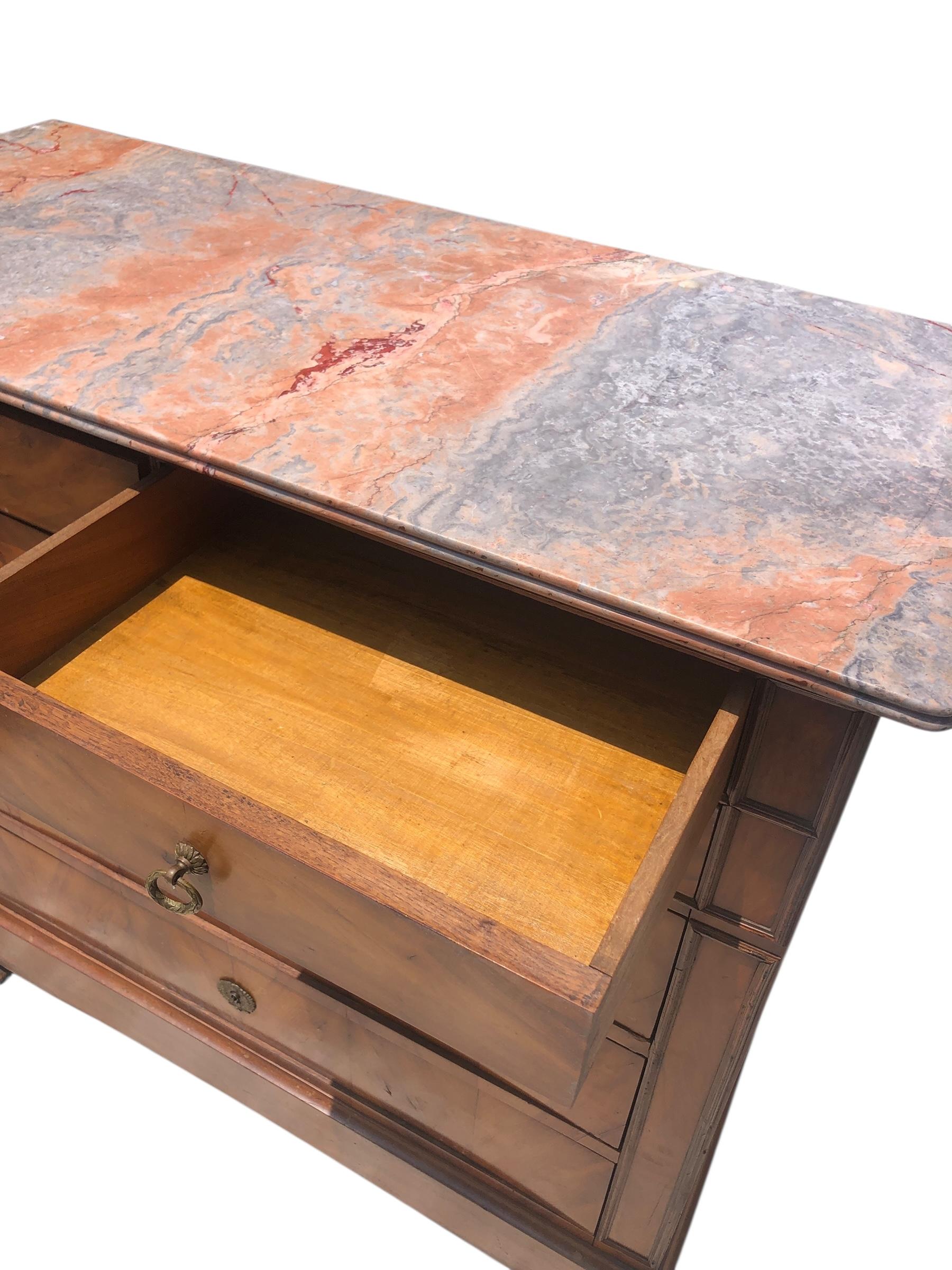 Français Commode Louis Phillipe du 19ème siècle avec dessus en marbre et cerisier en vente