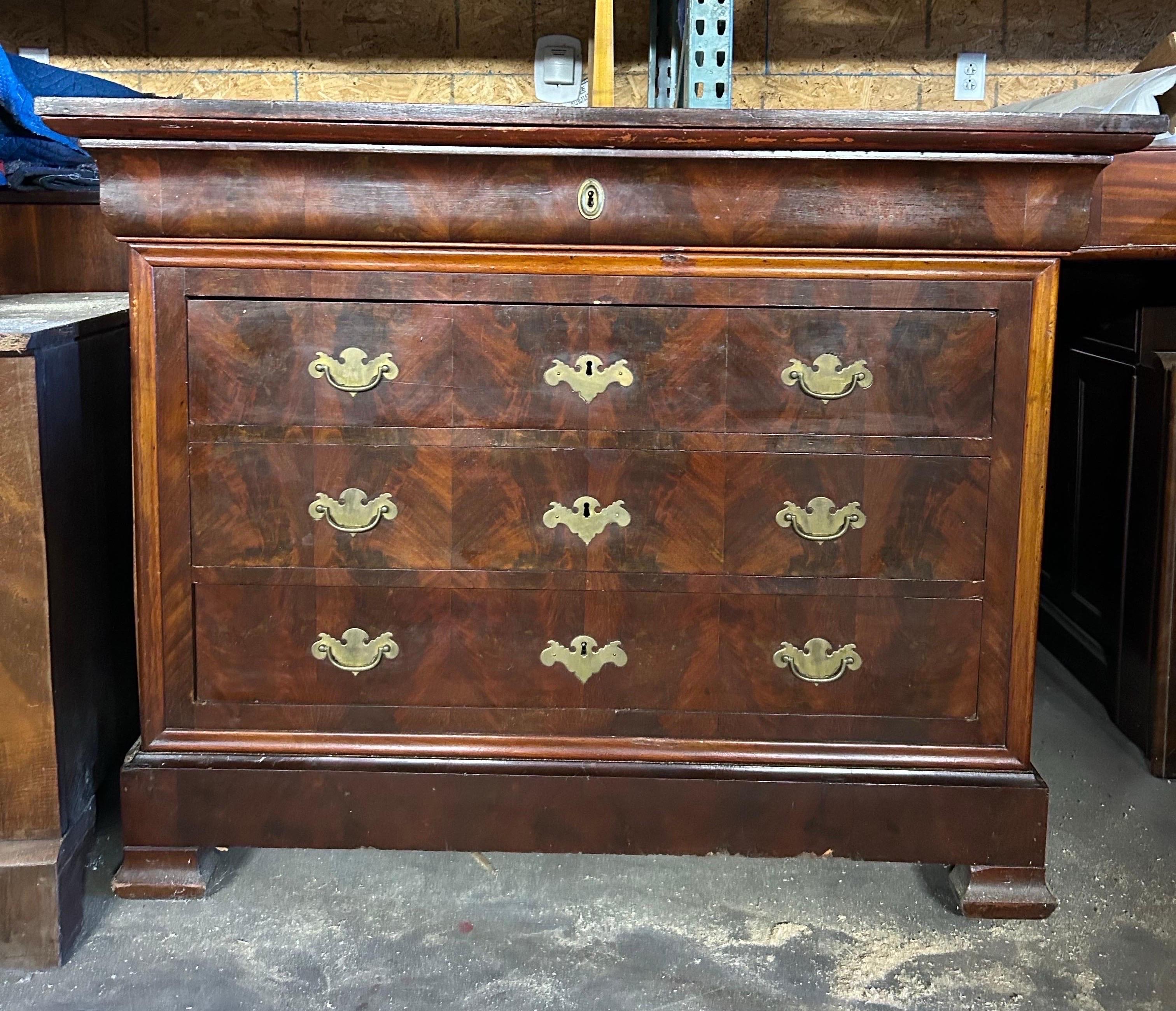 Cassettiera francese del XIX secolo di epoca Louis Phillips con cassetti in mogano abbinati a libro. Bellissimo esempio dell'epoca