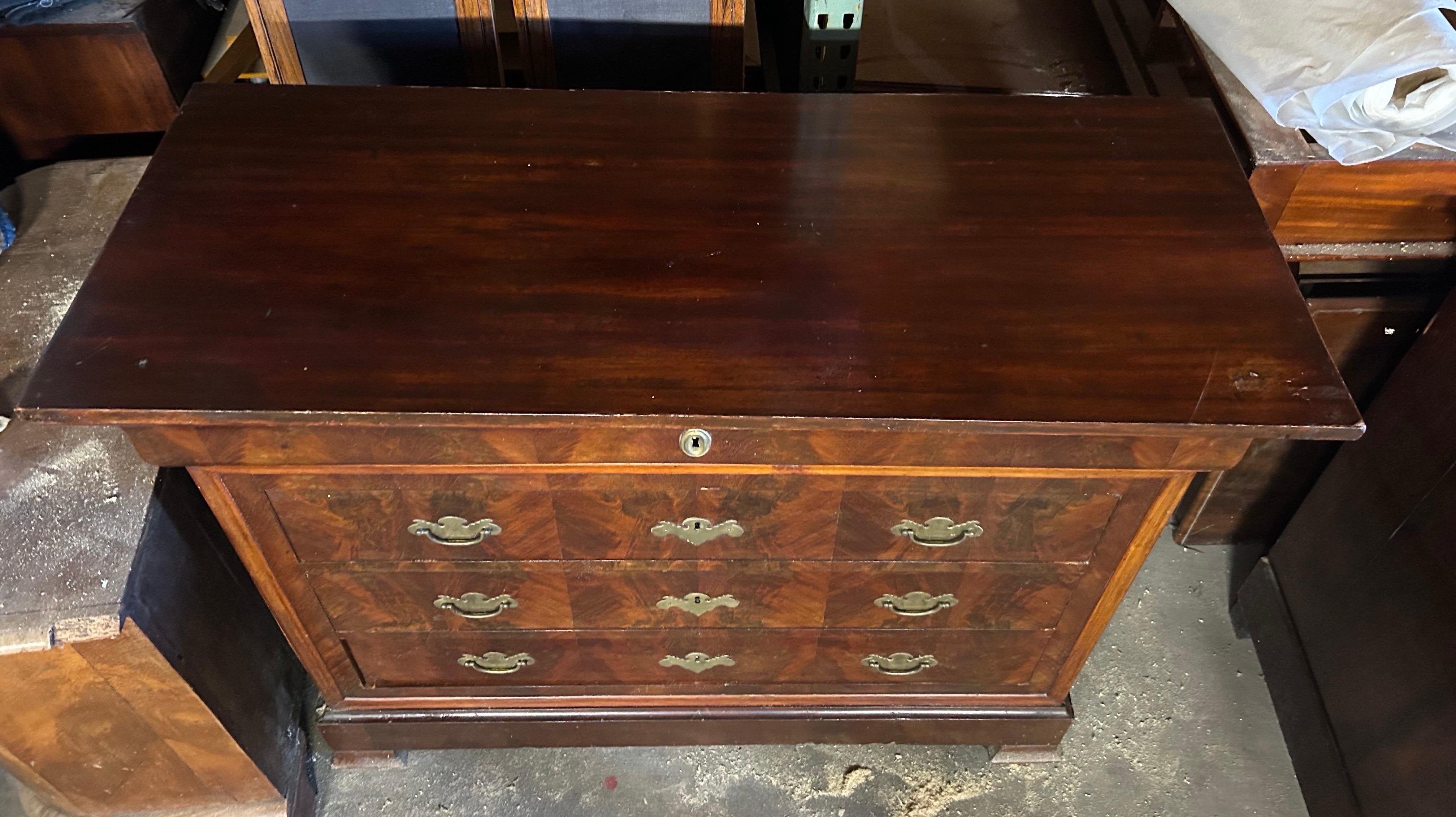 Mogano Cassapanca francese Louis Phillips del XIX secolo con libro abbinato in mogano in vendita