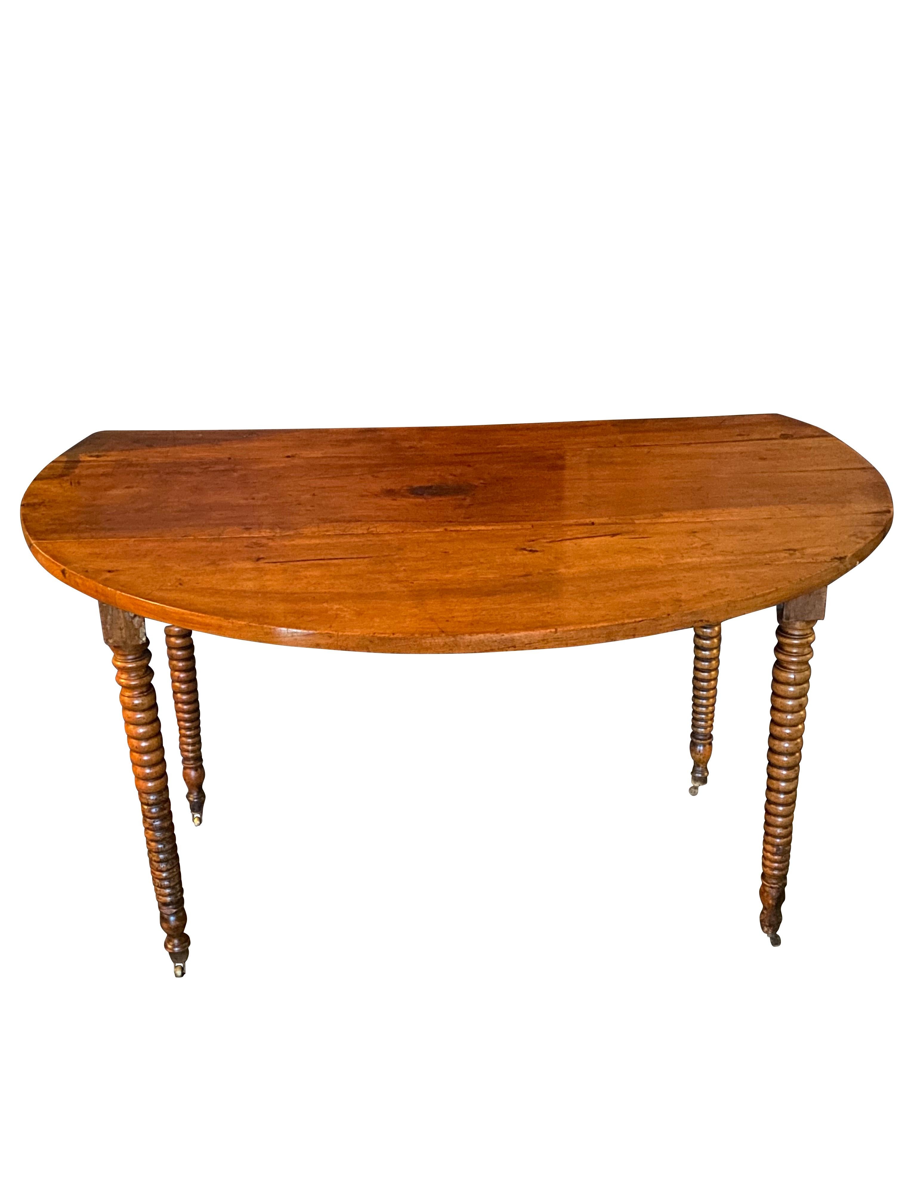 Walnut 19th Century French Louis Phillipe Round Dining Table, France