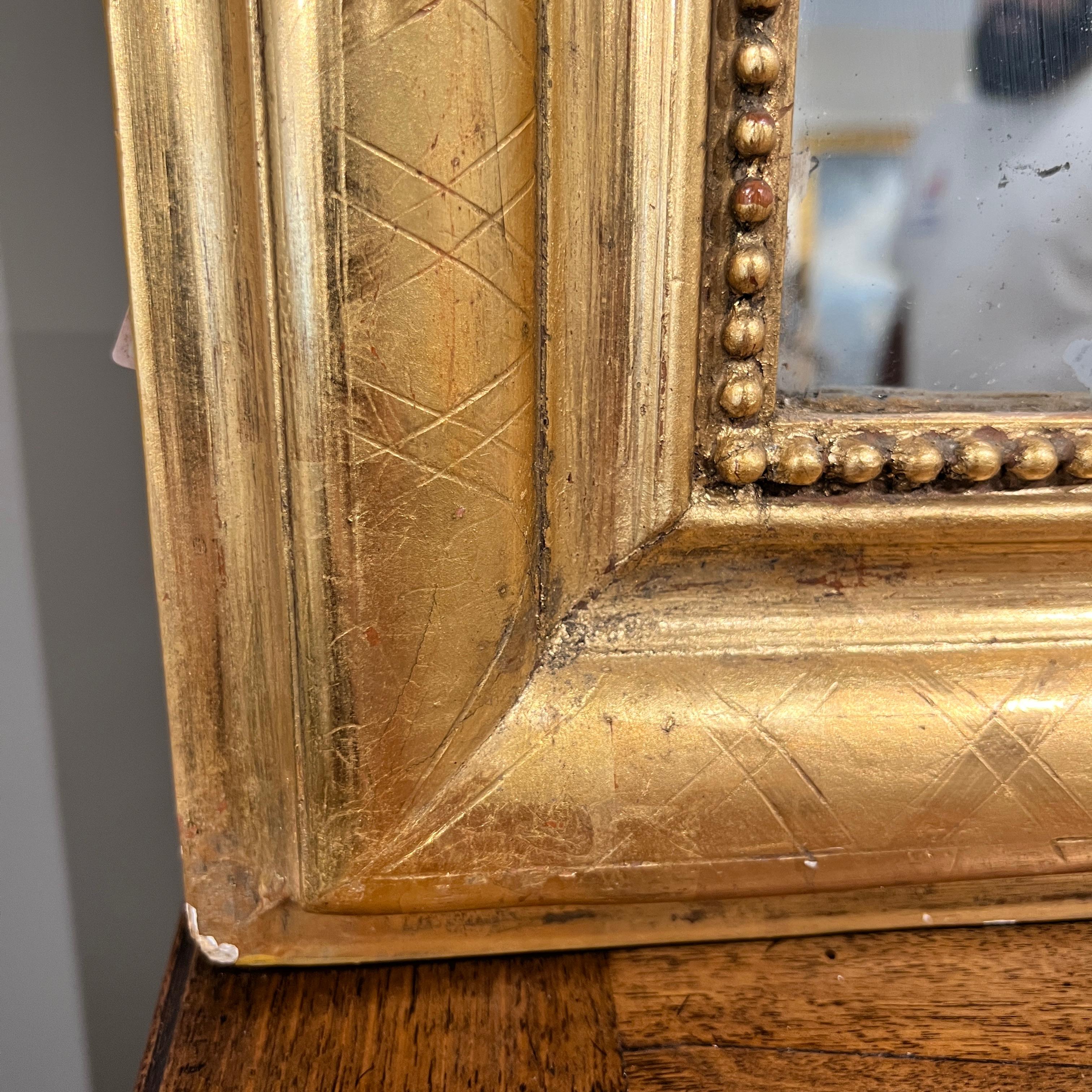 Uno specchio francese Louis Philippe senza tempo, con i suoi caratteristici angoli arrotondati e la cornice modellata in modo minimale. Questo modello è delicatamente dorato ed emana una sobria eleganza ottocentesca, oltre ad essere versatile sia