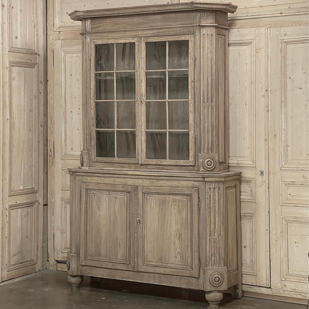 Hand-Crafted 19th Century French Louis XIII Bookcase in Stripped Oak For Sale